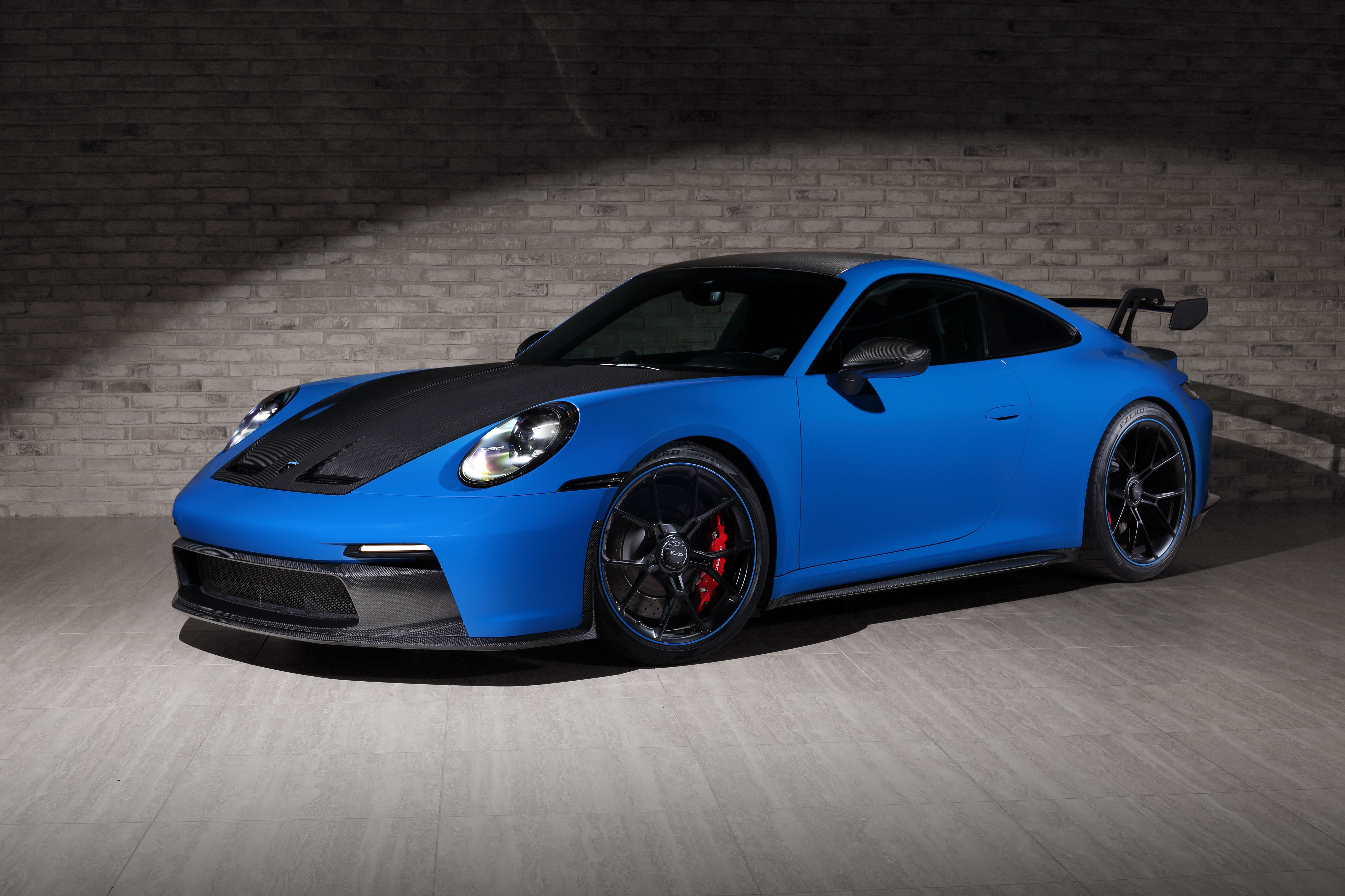 Porsche 911 GT3, 992, Blauer Sportwagen, Rote Bremssättel, Studio, 5K-Hintergrundbild für PC