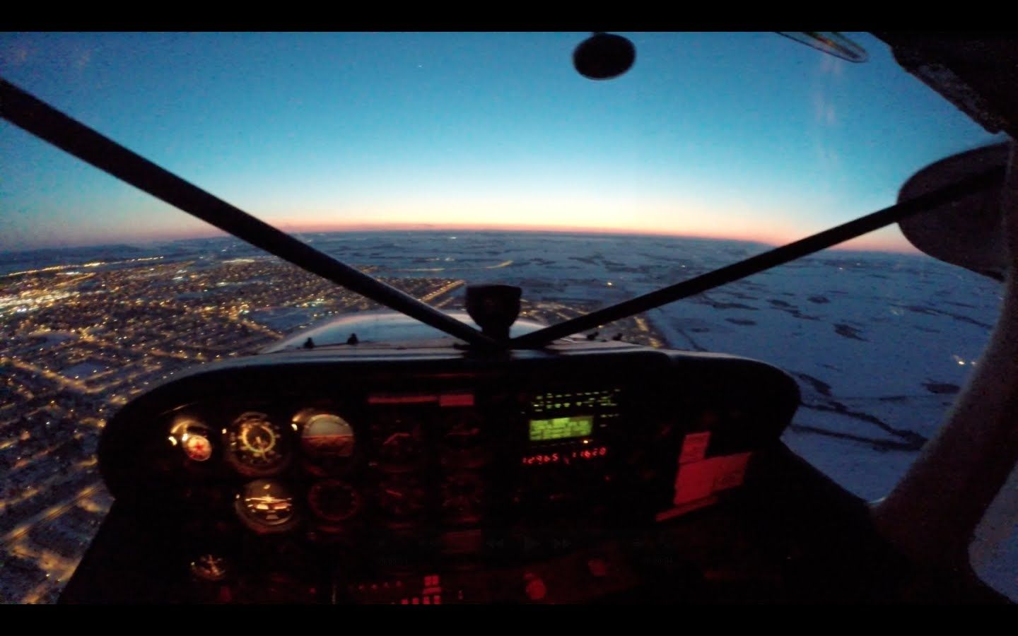 Cessna, Cockpit, Instrumente, Dämmerung, Stadtlichter, 16:10, HD-Hintergrundbild für den Desktop