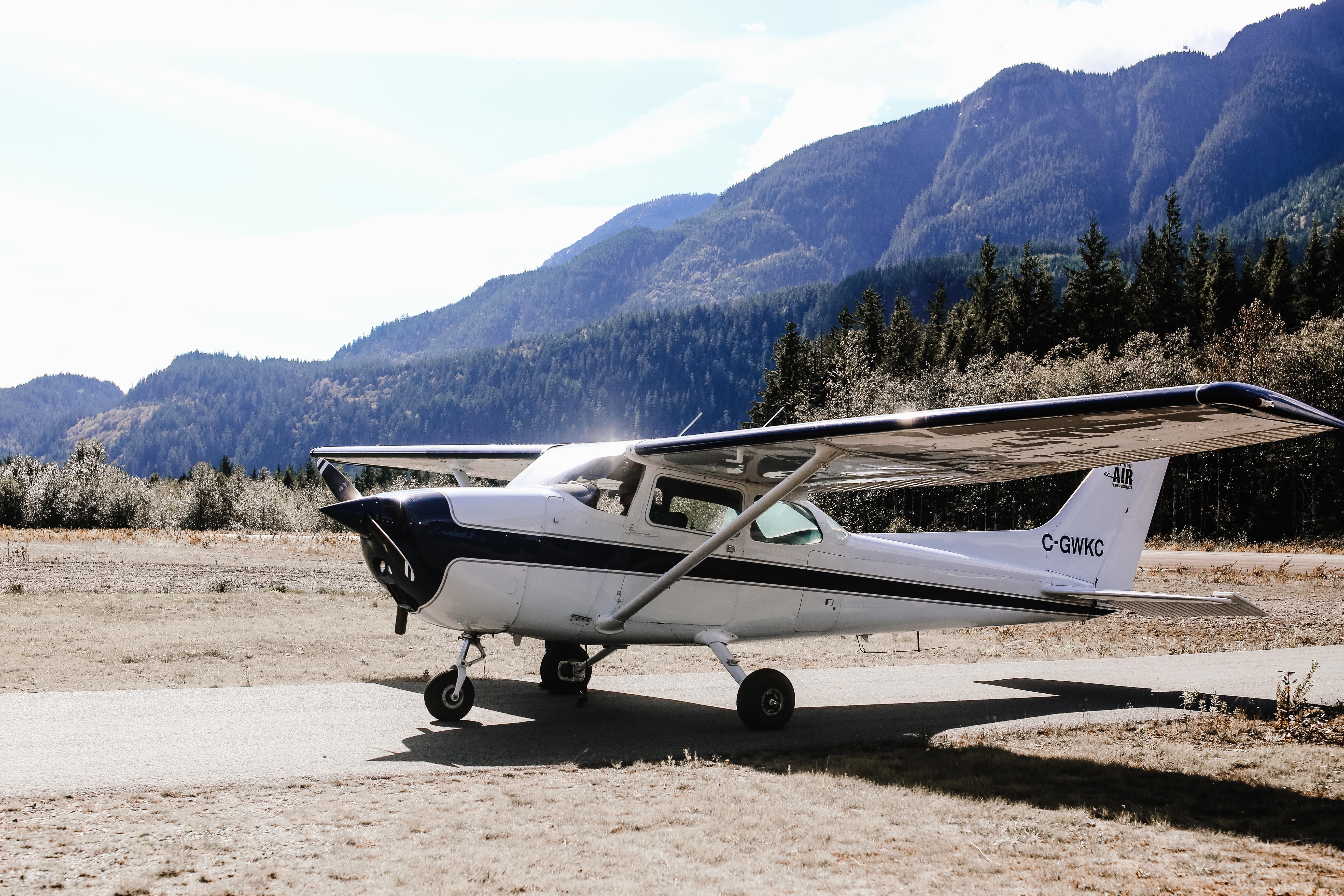 Cessna 172, Flugfeld, Gebirge, Wald, Kleinflugzeug, 5K, Hintergrund für den Desktop