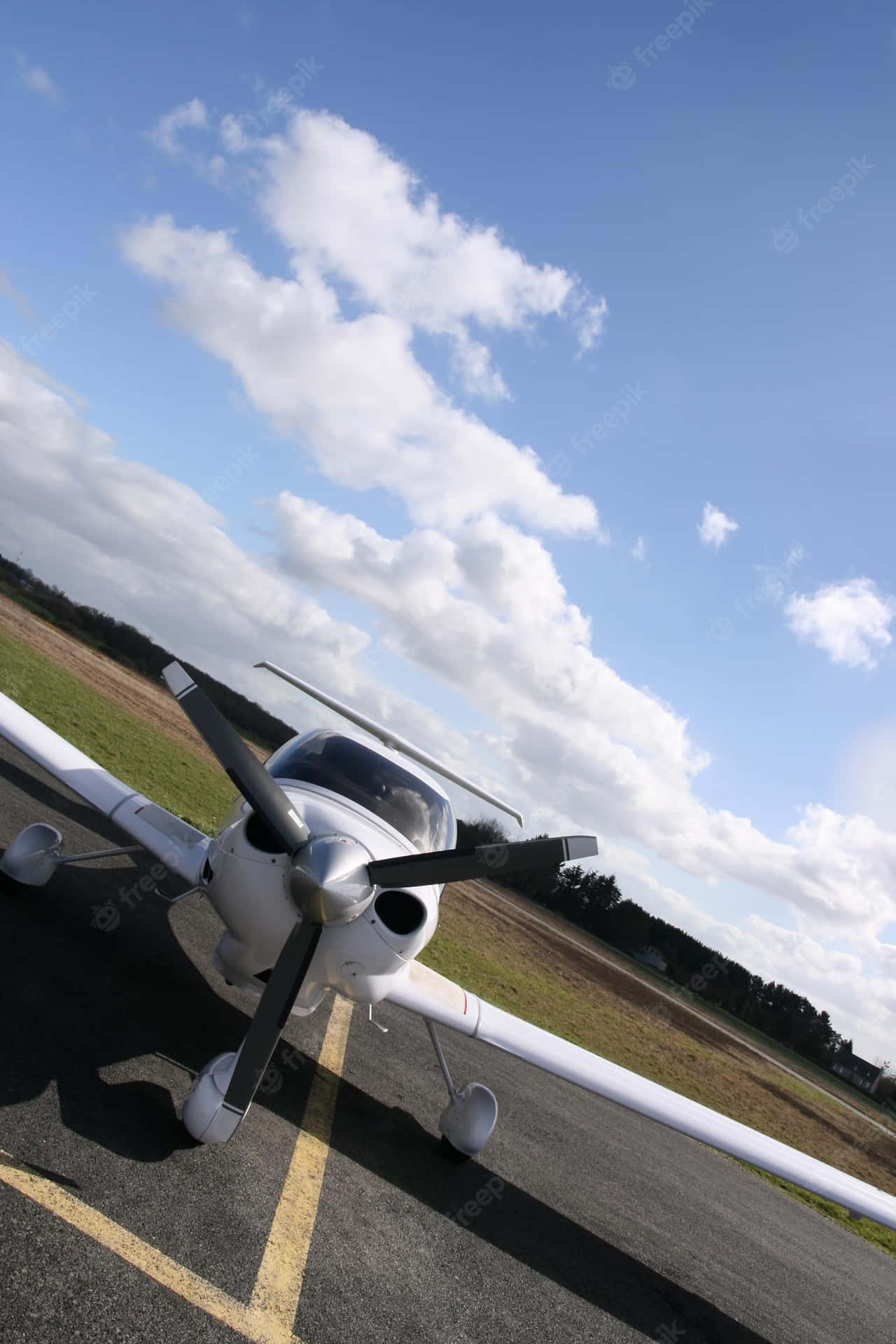 Cessna, Propeller, Rollfeld, Wolken, Hochformat, Full HD, Hintergrundbild fürs Handy