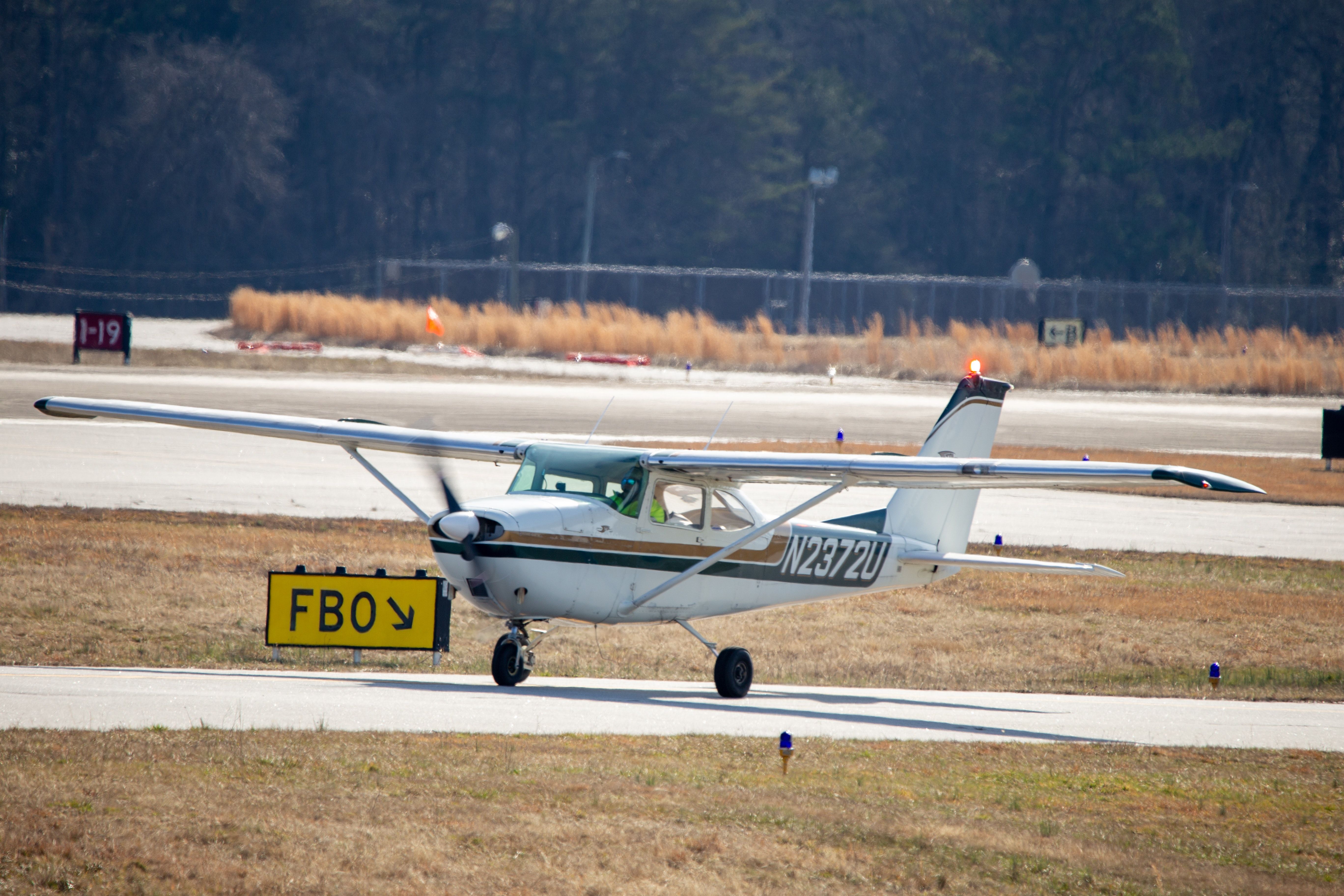 Cessna 172, Rollweg, FBO-Schild, Flugplatz, Kleinflugzeug, 5K, Desktop-Hintergrund
