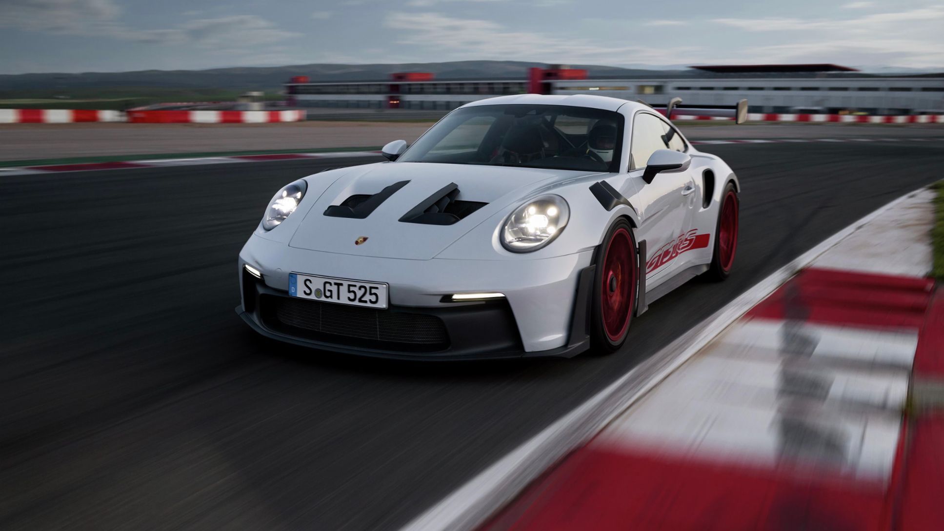 Porsche 911 GT3 RS, 992, Weiß, Rote Felgen, Rennstrecke, Kurvenfahrt, Full HD, Laptop-Hintergrundbild
