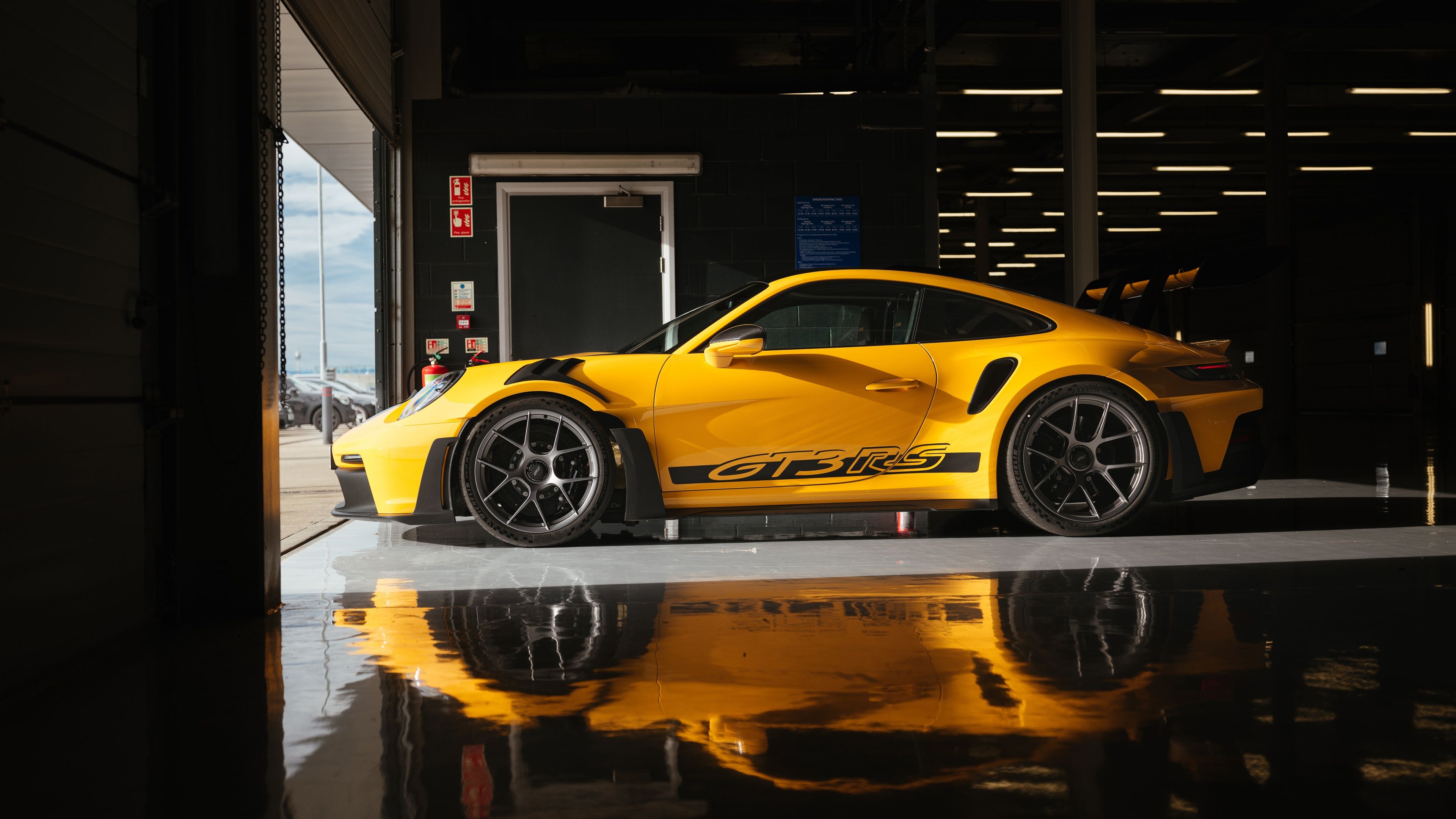 Porsche 911 GT3 RS, 992, Gelber Sportwagen, Spiegelung, Boxengarage, 4K, Laptop-Hintergrundbild