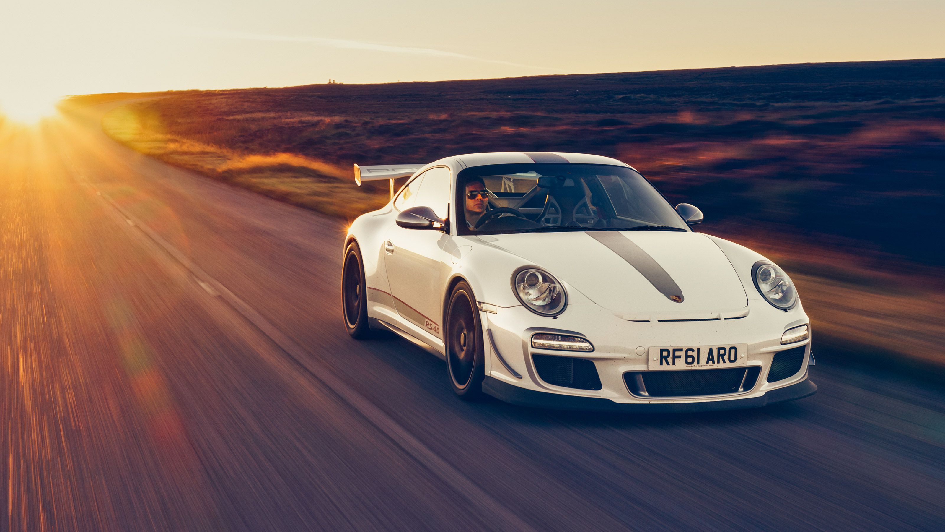 Porsche 911 GT3 RS 4.0, 997, Weißer Sportwagen, Landstraße, Sonnenuntergang, Bewegungsunschärfe, 2K-PC-Hintergrundbild