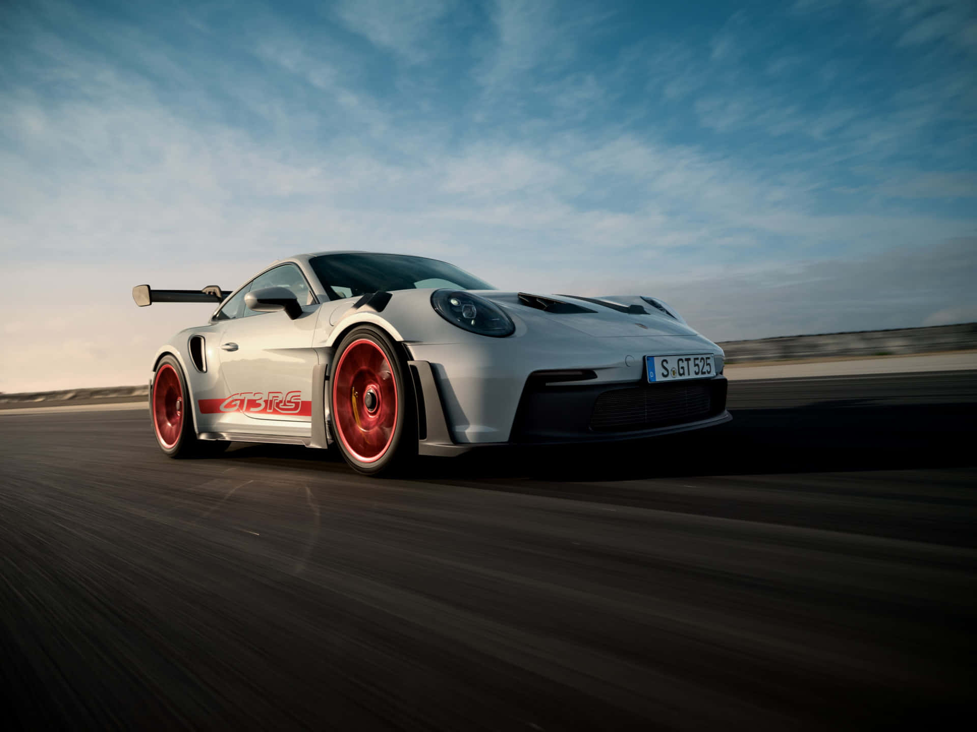 Porsche 911 GT3 RS, 992, Weiß, Rote Felgen, Fahraufnahme, Abendhimmel, Hintergrundbild fürs iPad