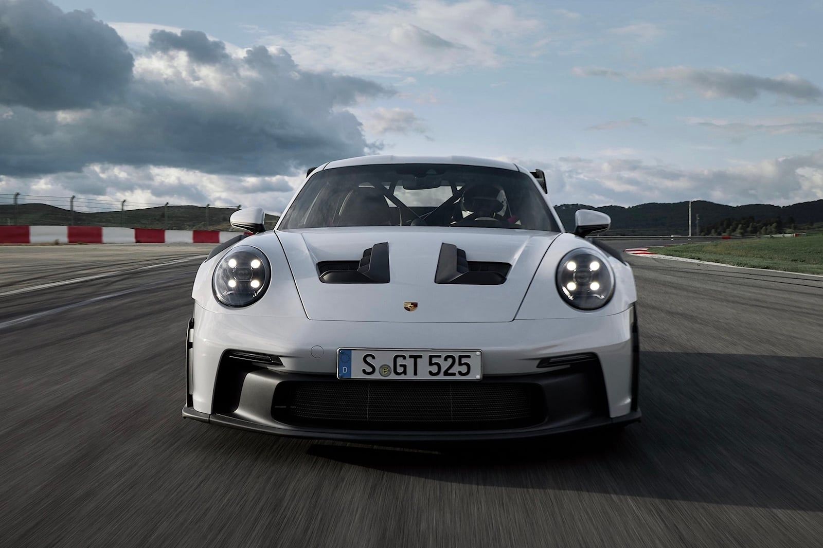 Porsche 911 GT3 RS, 992, Frontansicht, Rennstrecke, Wolkenhimmel, HD, Laptop-Hintergrundbild
