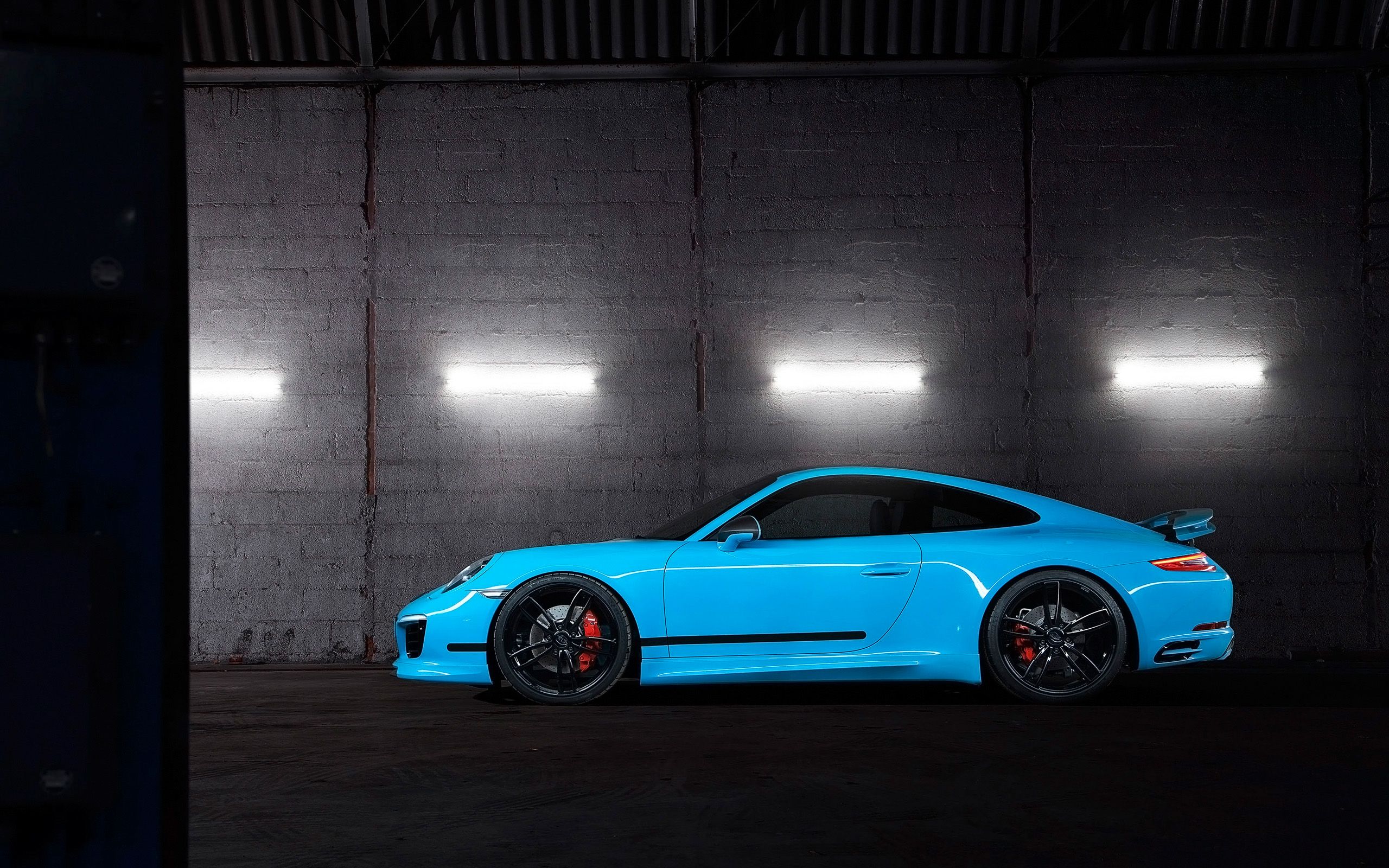 Porsche 911 Carrera, Hellblauer Sportwagen, Seitenansicht, Halle, Neonlicht, 2K-Hintergrund