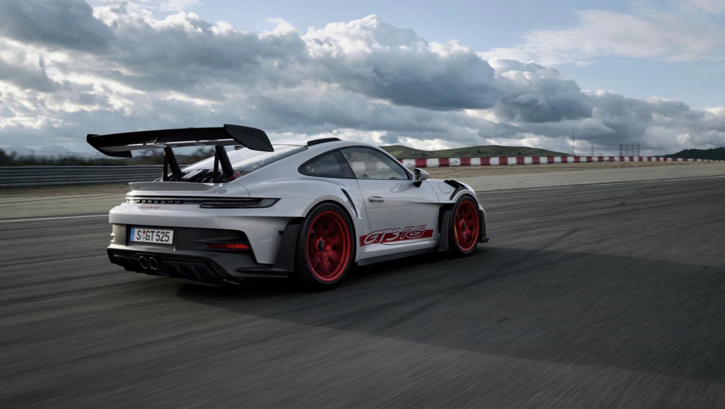 Porsche 911 GT3 RS, 992, Heckflügel, Rote Felgen, Flugfeld, Wolken, HD-Hintergrundbild für PC