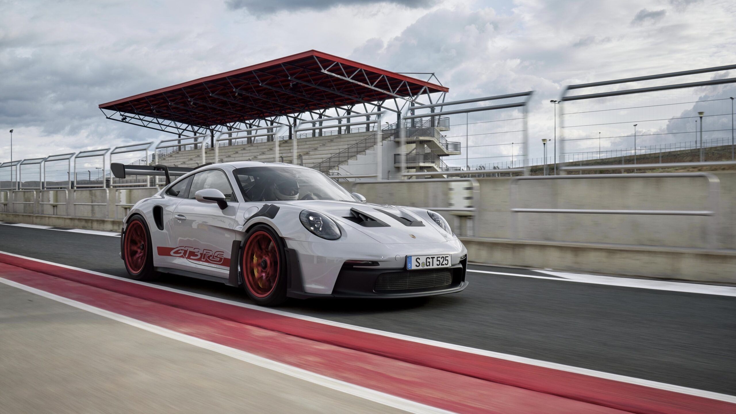 Porsche 911 GT3 RS, 992, Weiß, Boxengasse, Tribüne, Rote Felgen, 2K, Laptop-Hintergrundbild