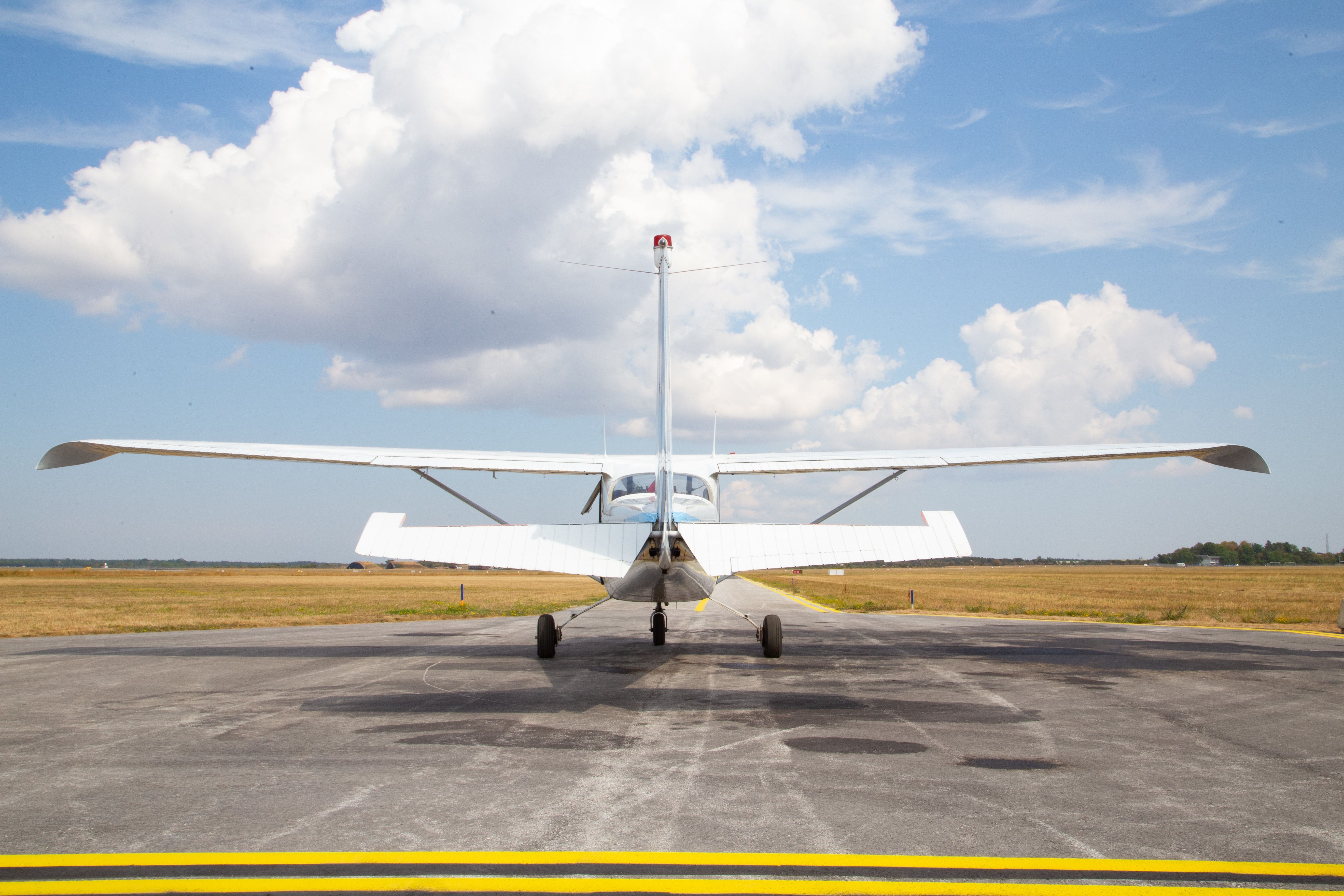 Cessna, Startbahn, Rückansicht, Wolken, Blauer Himmel, 5K, Hintergrundbild für den PC