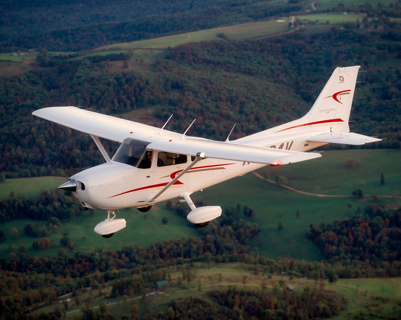Cessna 172 Skyhawk, Im Flug, Grüne Landschaft, Luftaufnahme, Hochdecker, HD, Desktop-Hintergrund