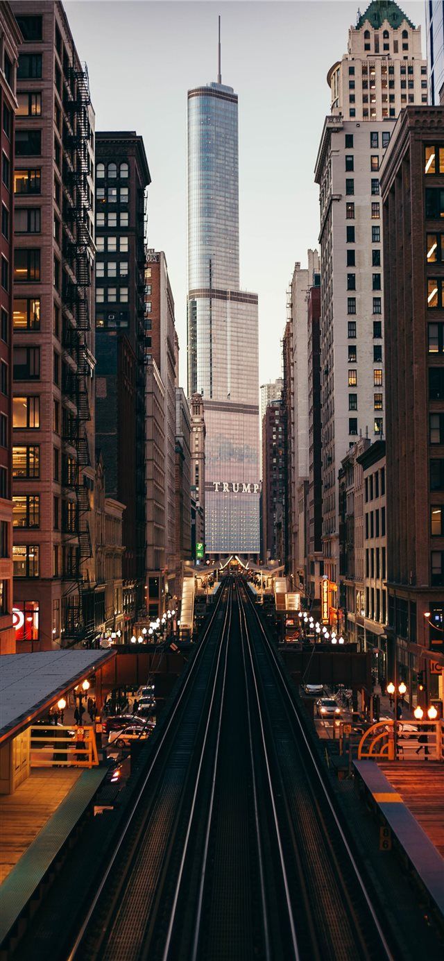 Straßenschlucht, Hochhäuser, Großstadt, Gleise, Abendlicht, iPhone 18, Wallpaper
