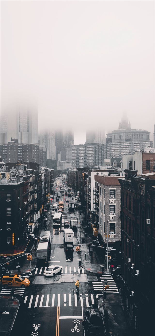 Straßenschlucht, Nebel, Stadt, Wolkenkratzer, Grau, iPhone Air, Handy-Hintergrund