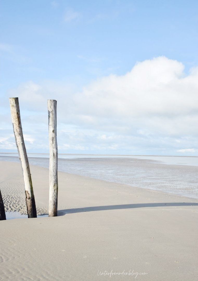 Strand, Holzpfähle, Sand, Blauer Himmel, Minimalismus, HD, Hintergrundbild fürs Tablet