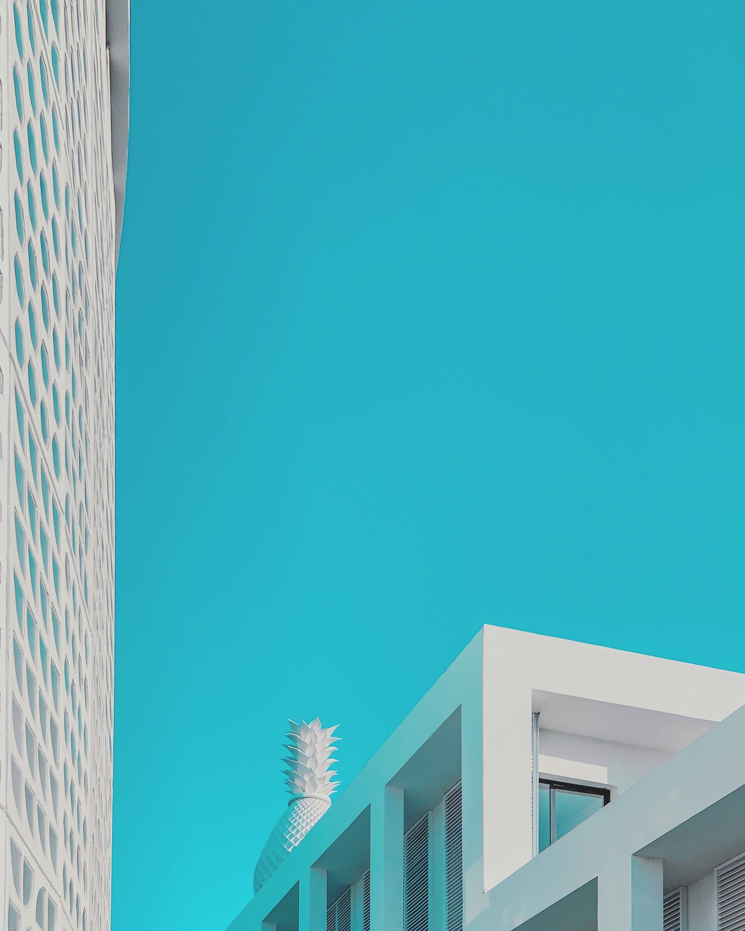 Hochhaus, Türkiser Himmel, Architektur, Minimalismus, Froschperspektive, iPhone-17-Pro-Max-Hintergrundbild