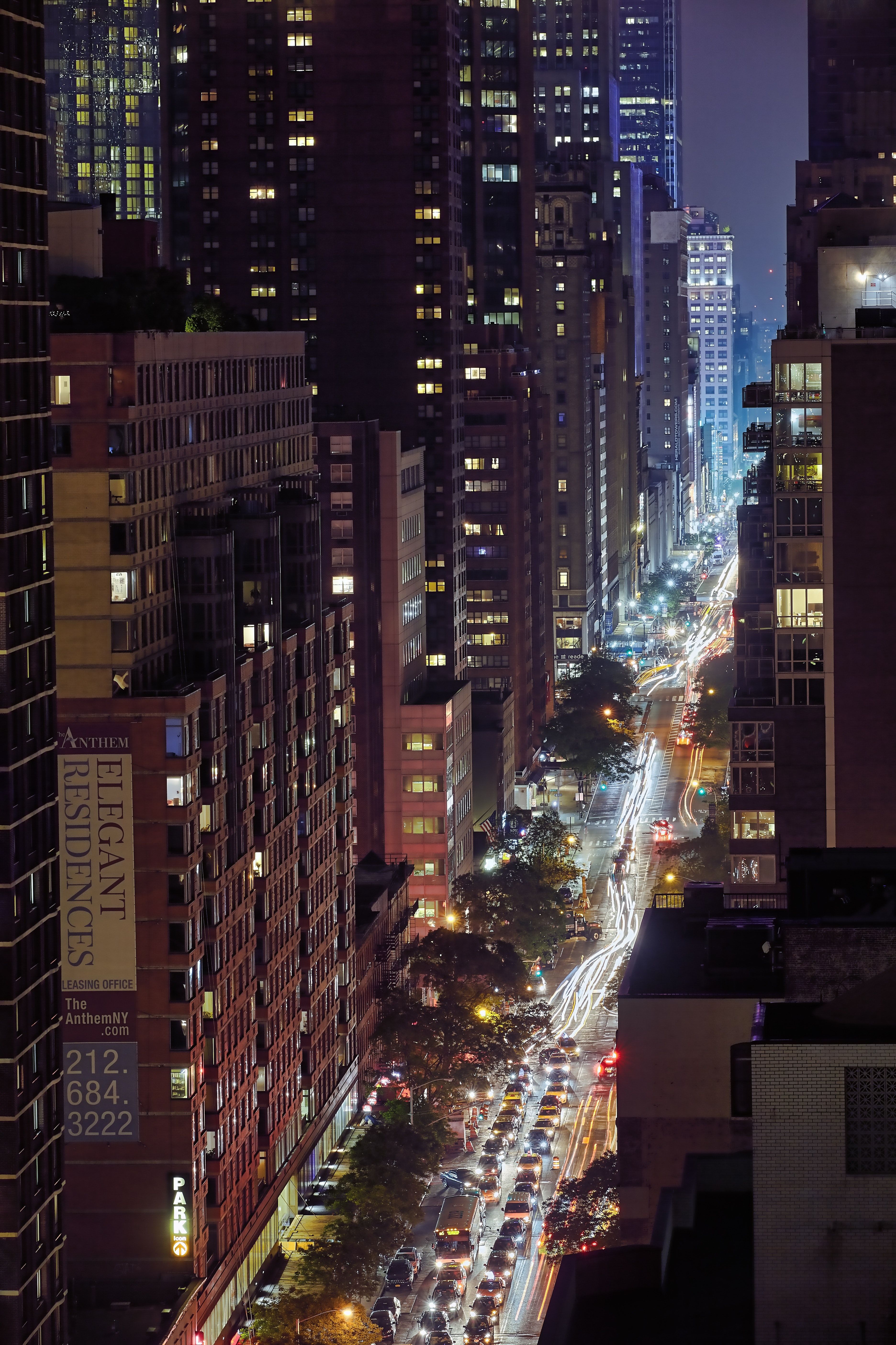 Manhattan, New York, Straßenschlucht, Nacht, Lichtspuren, Hochformat, QHD+, iPhone-Hintergrundbild
