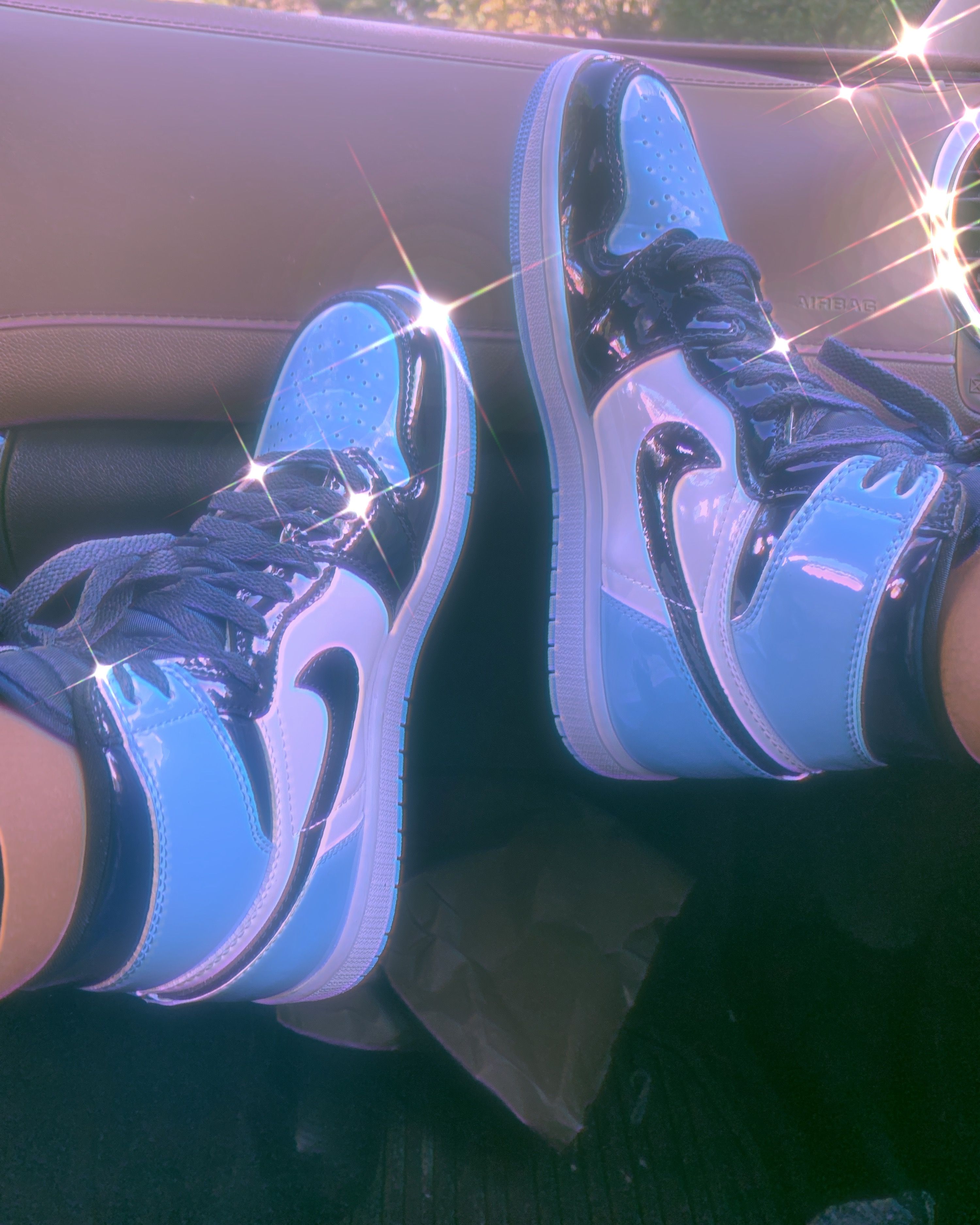 Air Jordan 1, Blaue Sneaker, Füße, Neonlicht, Ästhetik, QHD+, iPad-Hintergrundbild