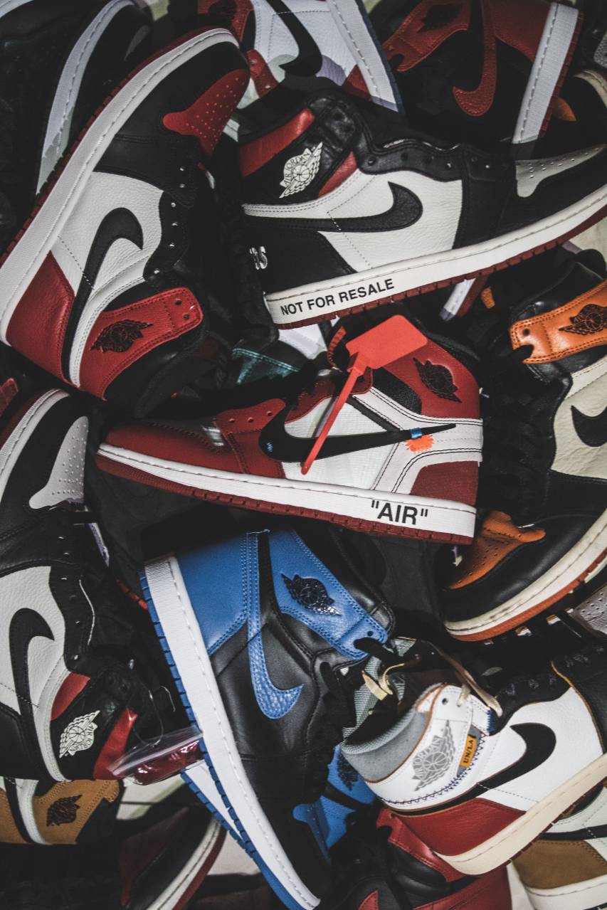 Air Jordan 1, Sneakerhaufen, Schwarz-Rot, Sammlung, Nahaufnahme, HD, Tablet-Hintergrund