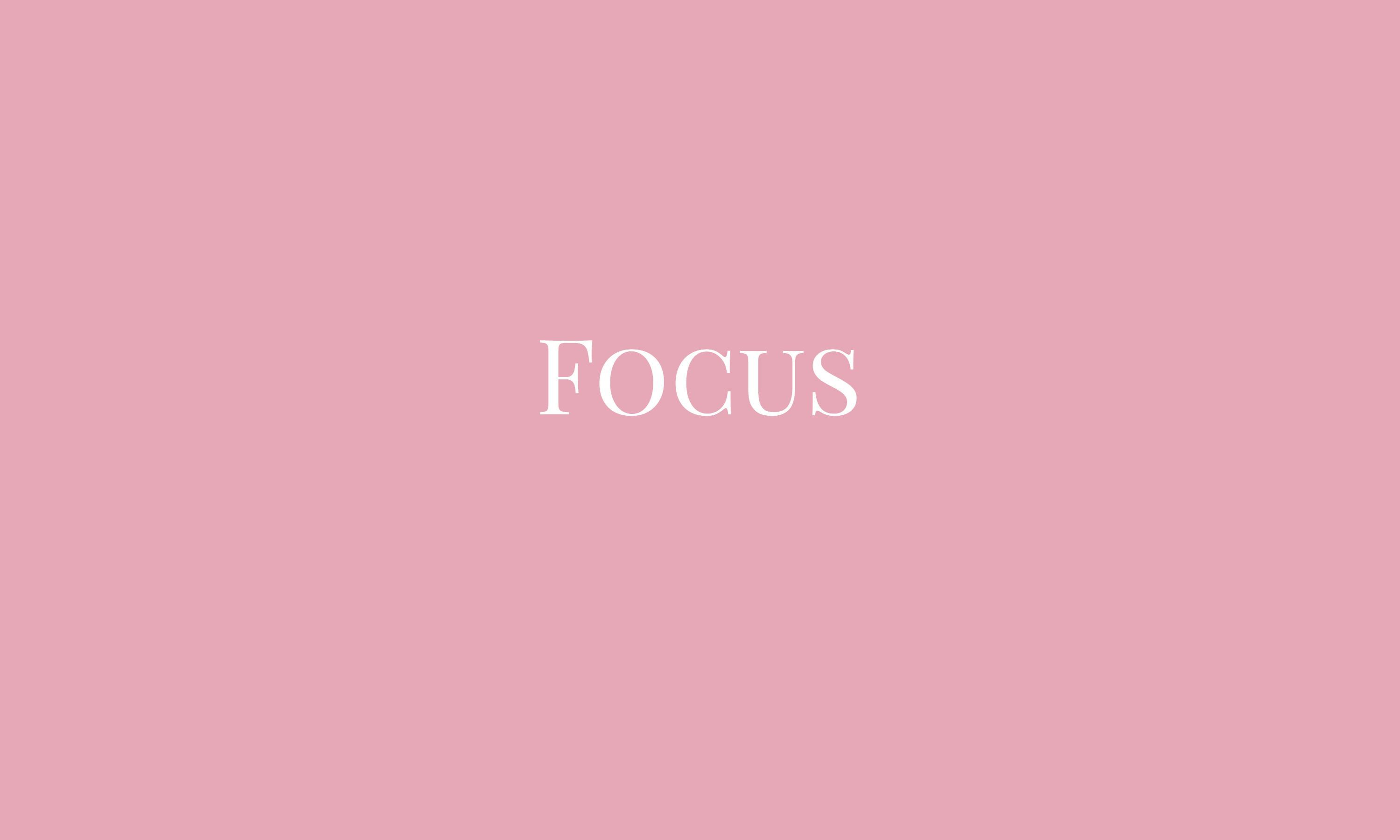 Focus, Schriftzug, Altrosa, Minimalismus, 2K, Hintergrundbild für den PC