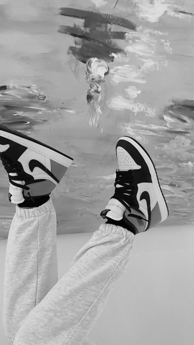 Air Jordan 1, Sneaker, Füße, Schwarz-Weiß, Froschperspektive, HD, Handy-Hintergrundbild