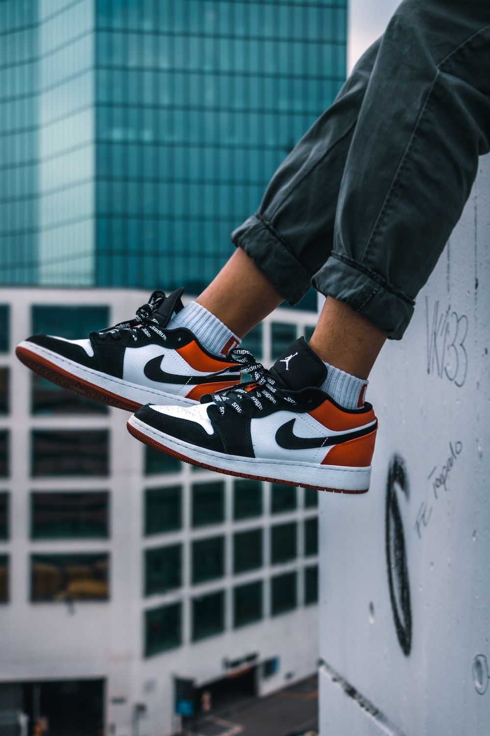 Air Jordan 1, Sneaker, Beine, Hochhäuser, Froschperspektive, HD, iPhone-Hintergrundbild