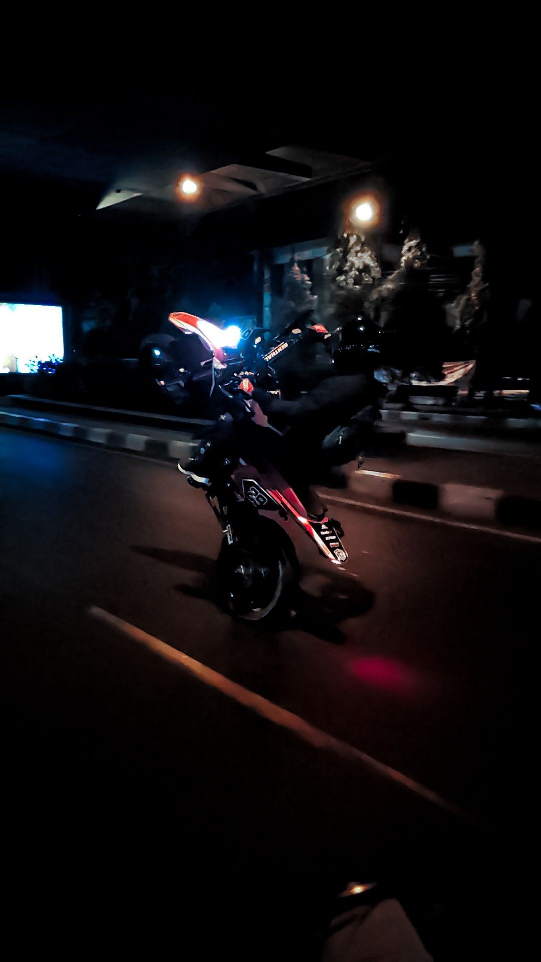 Wheelie, Motorradfahrer, Nacht, Stadtstraße, Stunt, Full HD, Sperrbildschirm fürs iPhone