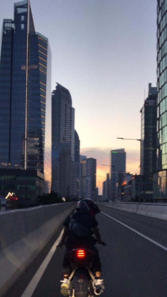 Motorradfahrer, Wolkenkratzer, Stadt, Abenddämmerung, Rückansicht, Sperrbildschirm fürs iPhone