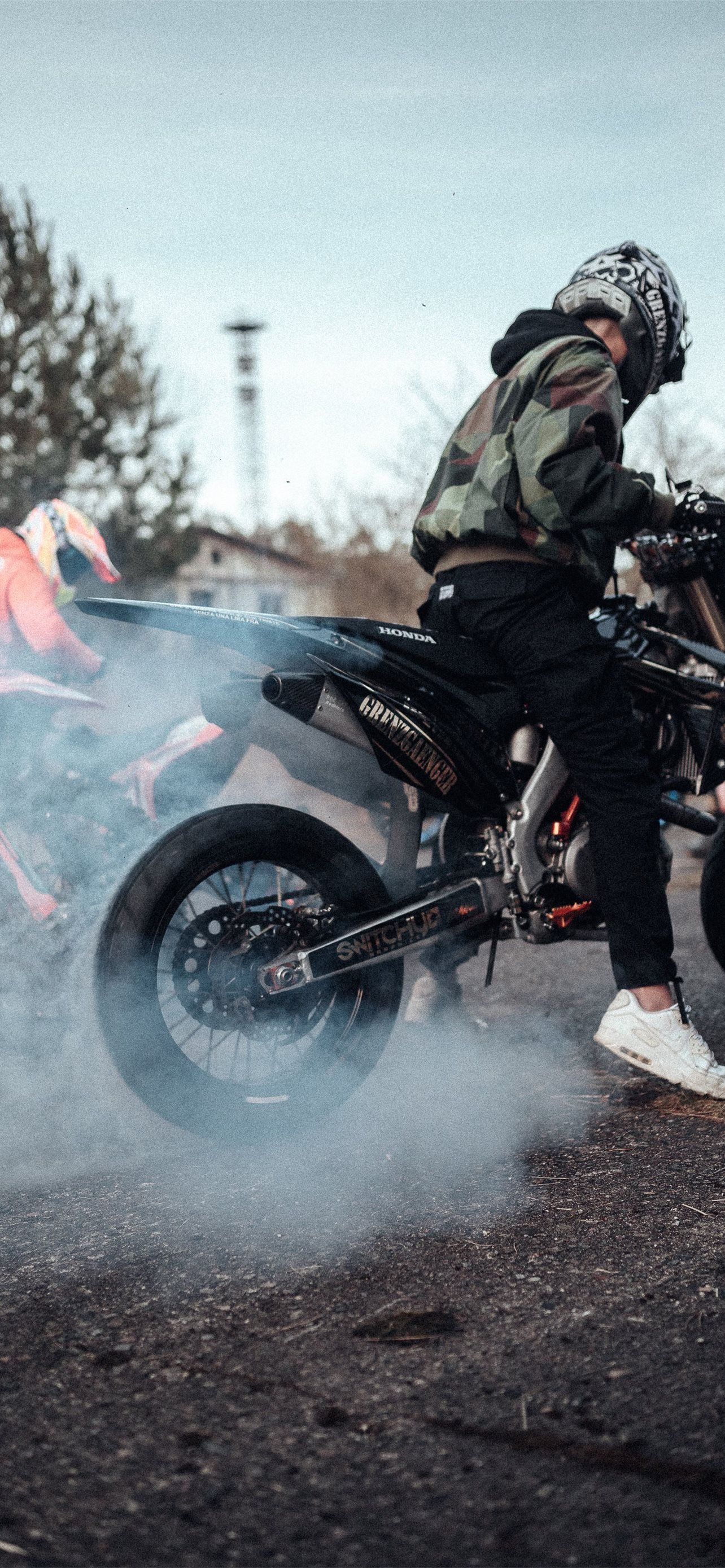 Burnout, Rauch, Motorradfahrer, Helm, Reifenqualm, Full HD, Hintergrundbild fürs Handy