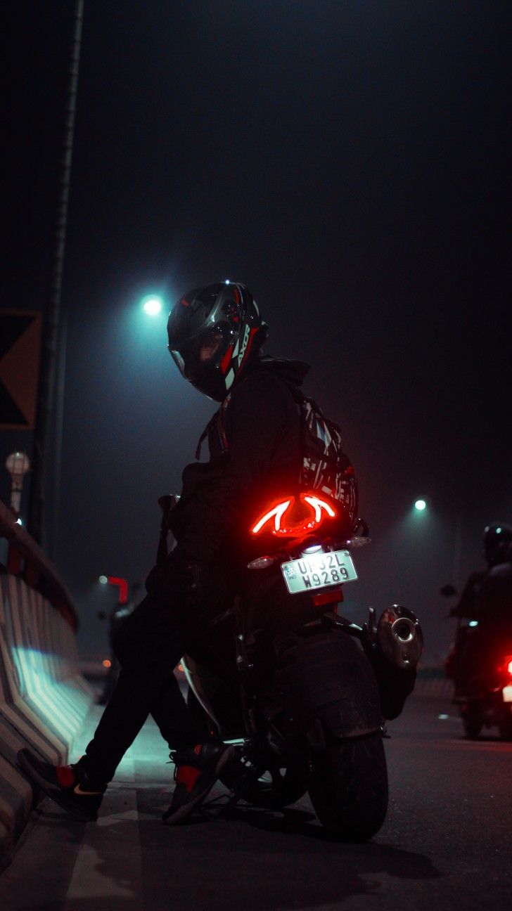 Motorradfahrer, Rücklicht, Nacht, Nebel, Helm, HD, Hintergrundbild fürs Handy