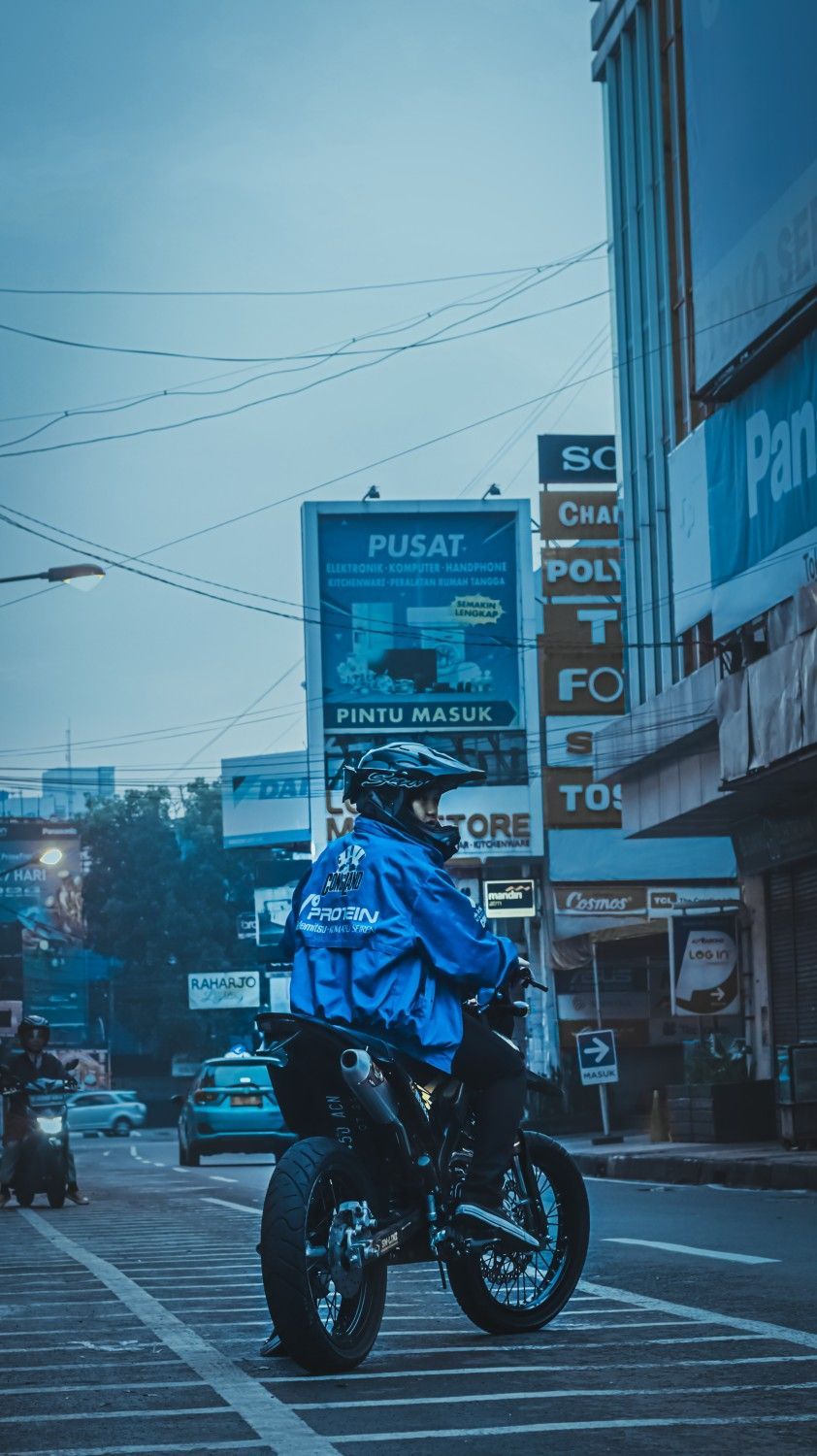 Motorradfahrer, Stadtverkehr, Blaue Jacke, Straße, Werbetafeln, HD, Handy-Hintergrundbild