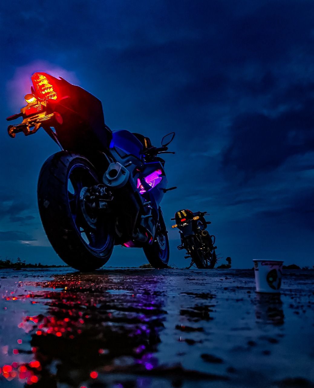 Motorrad, Rücklicht, Nacht, Spiegelung, Blaue Stunde, Hintergrundbild für iPad und Tablet