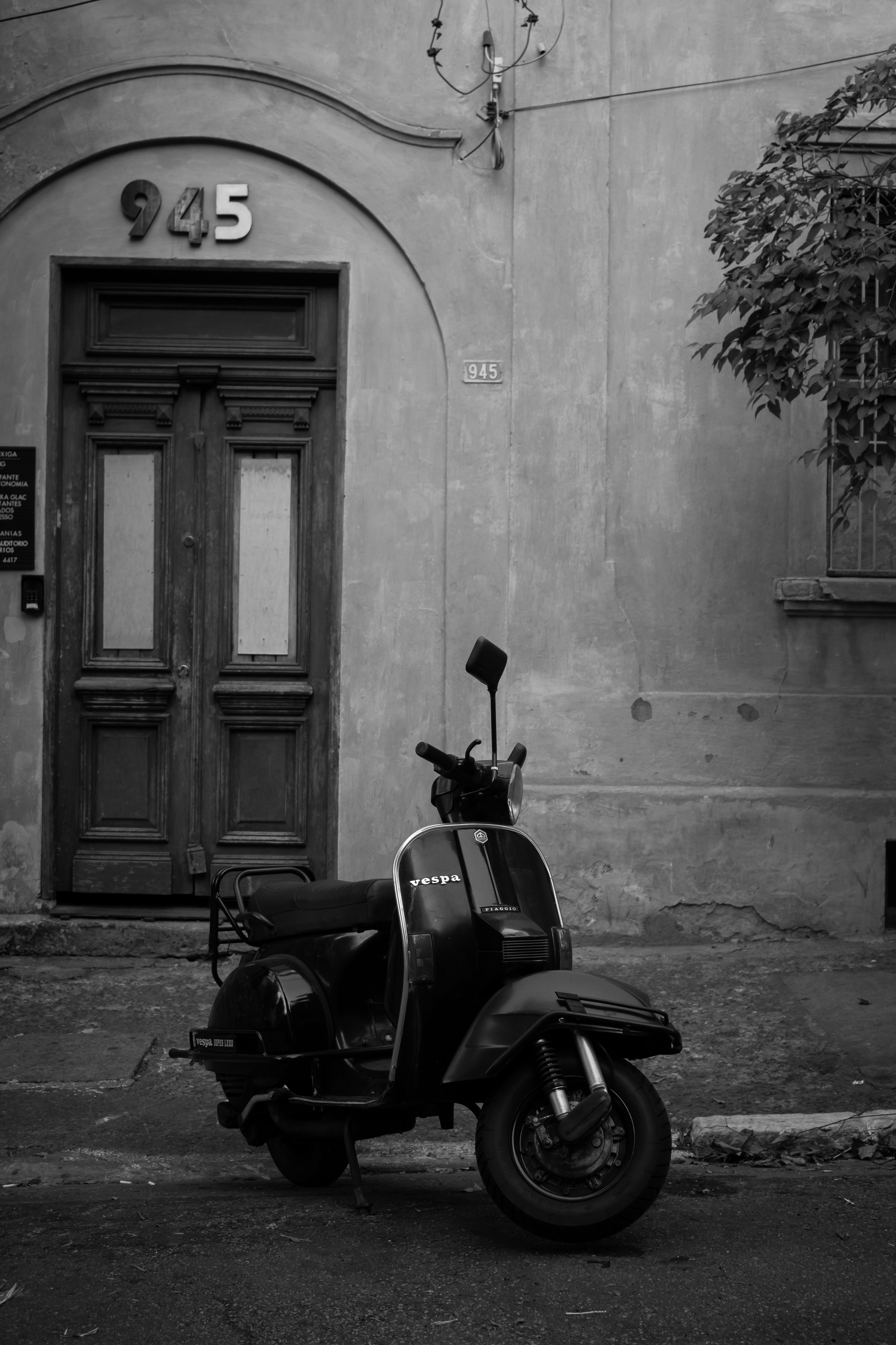 Motorroller, Holztür, Hauswand, Schwarz-Weiß, Altstadt, QHD+, Handy-Hintergrund im Hochformat