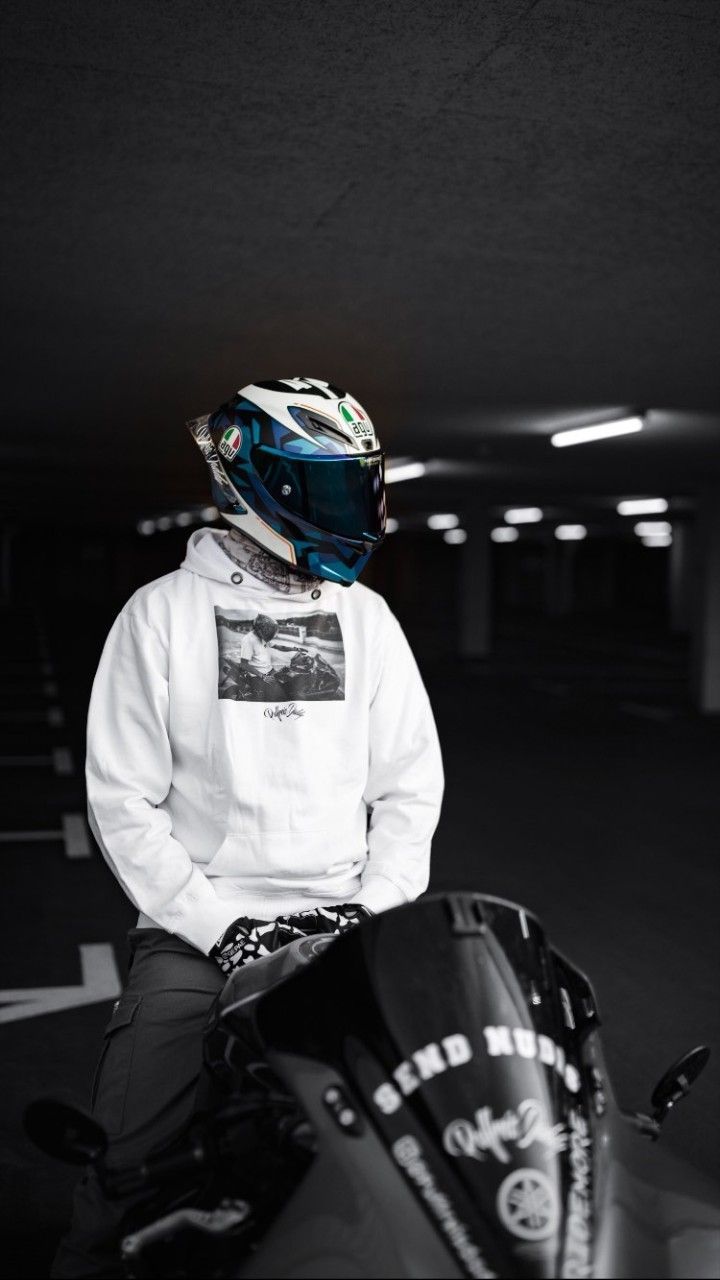 Motorradfahrer, Helm, Kapuzenpullover, Parkhaus, Schwarz-Weiß, HD, iPhone-Hintergrundbild