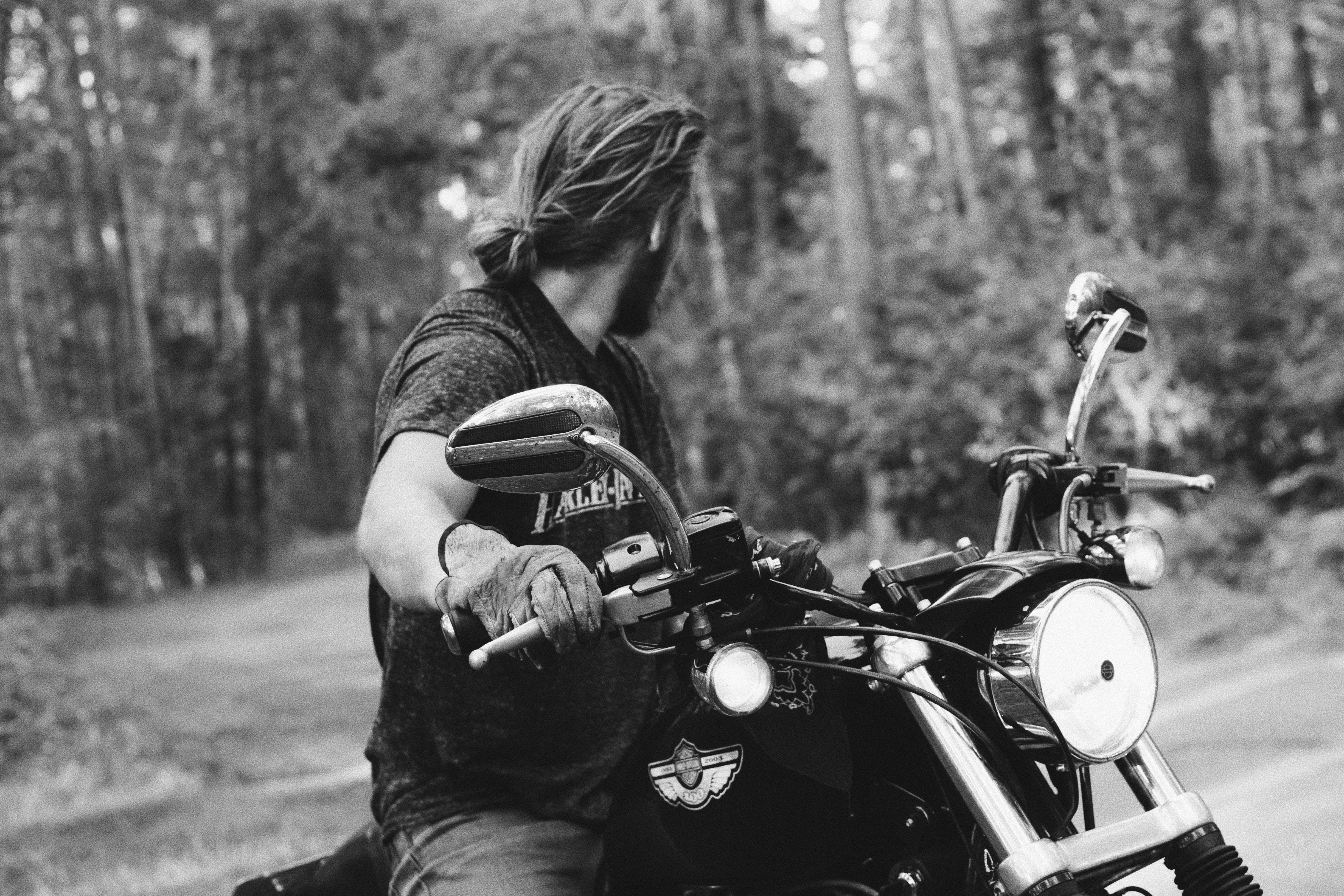 Biker, Bart, Cruiser, Wald, Schwarz-Weiß, 4K, Hintergrundbild für den PC