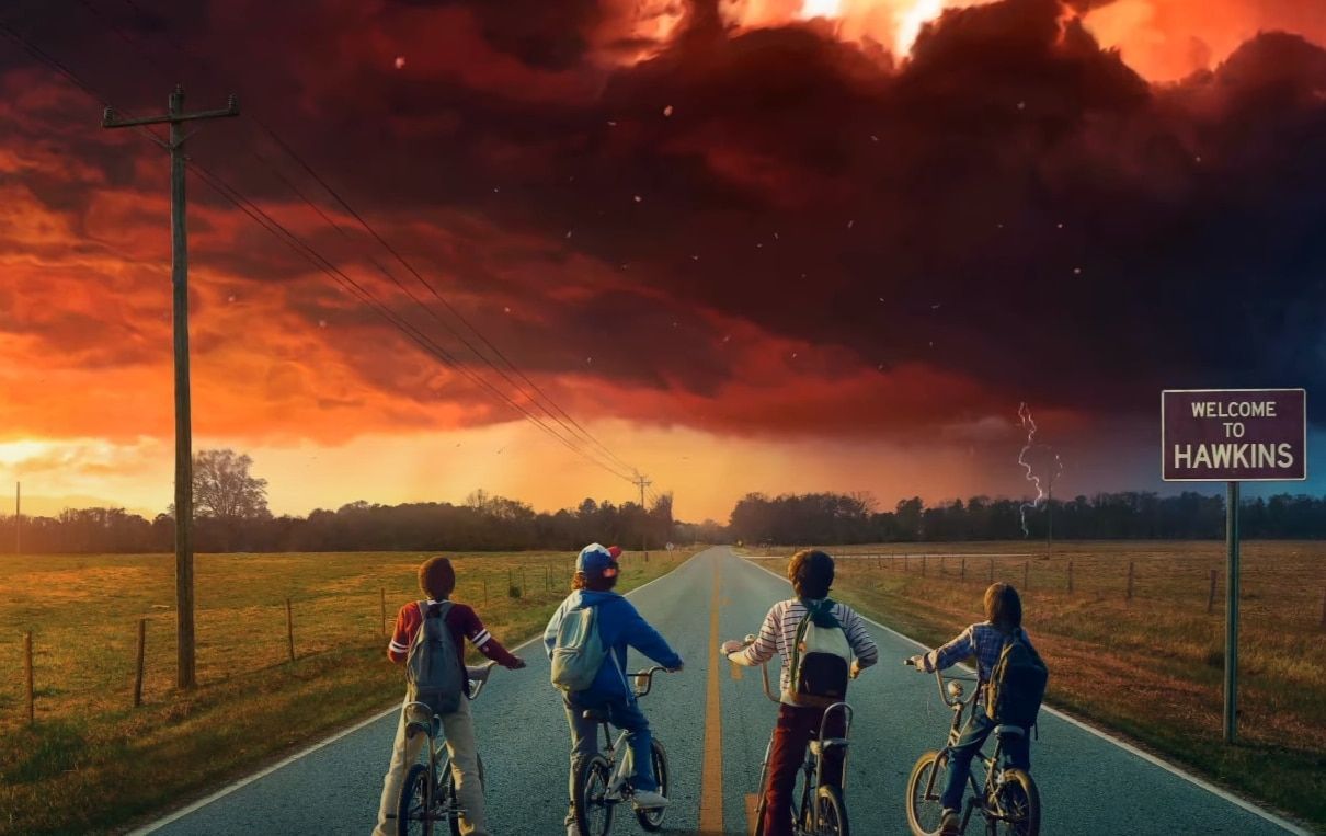 Stranger Things, Hawkins, Fahrräder, Kinder, Gewitterhimmel, Straße, Hintergrundbild