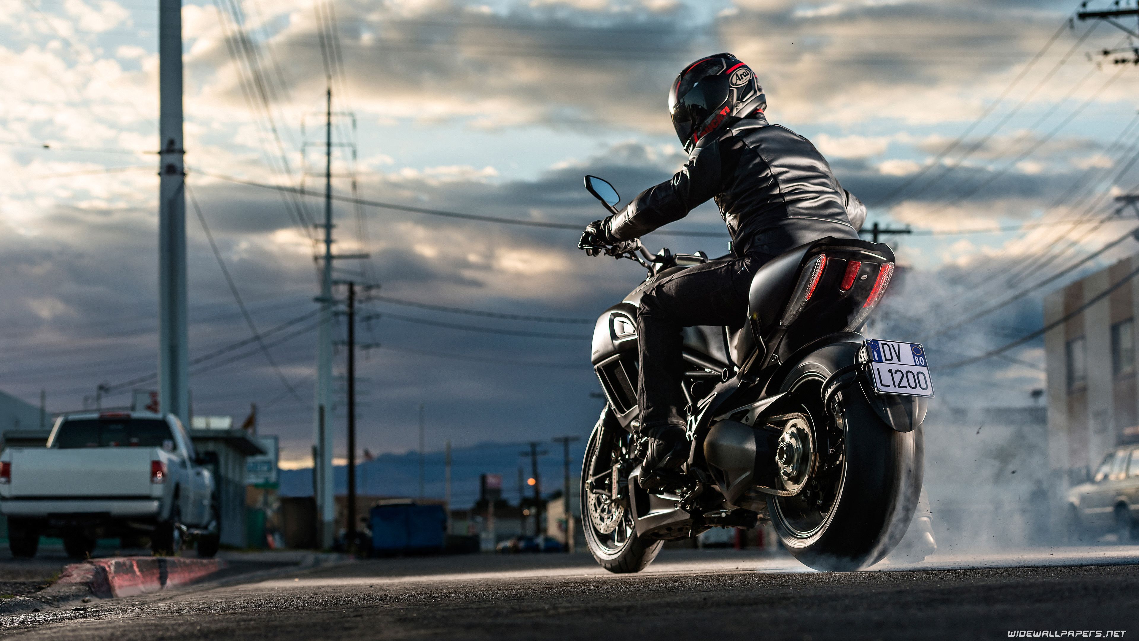 Ducati Diavel, Ducati, Motorradfahrer, Burnout, Wolkenhimmel, Stromleitungen, 4K-PC-Hintergrundbild