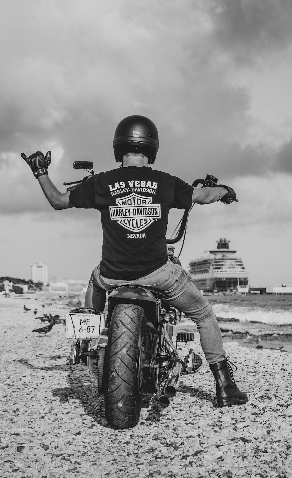 Harley-Davidson, Biker, Rückansicht, Schwarz-Weiß, Strand, Wolken, HD, Handy-Hintergrund