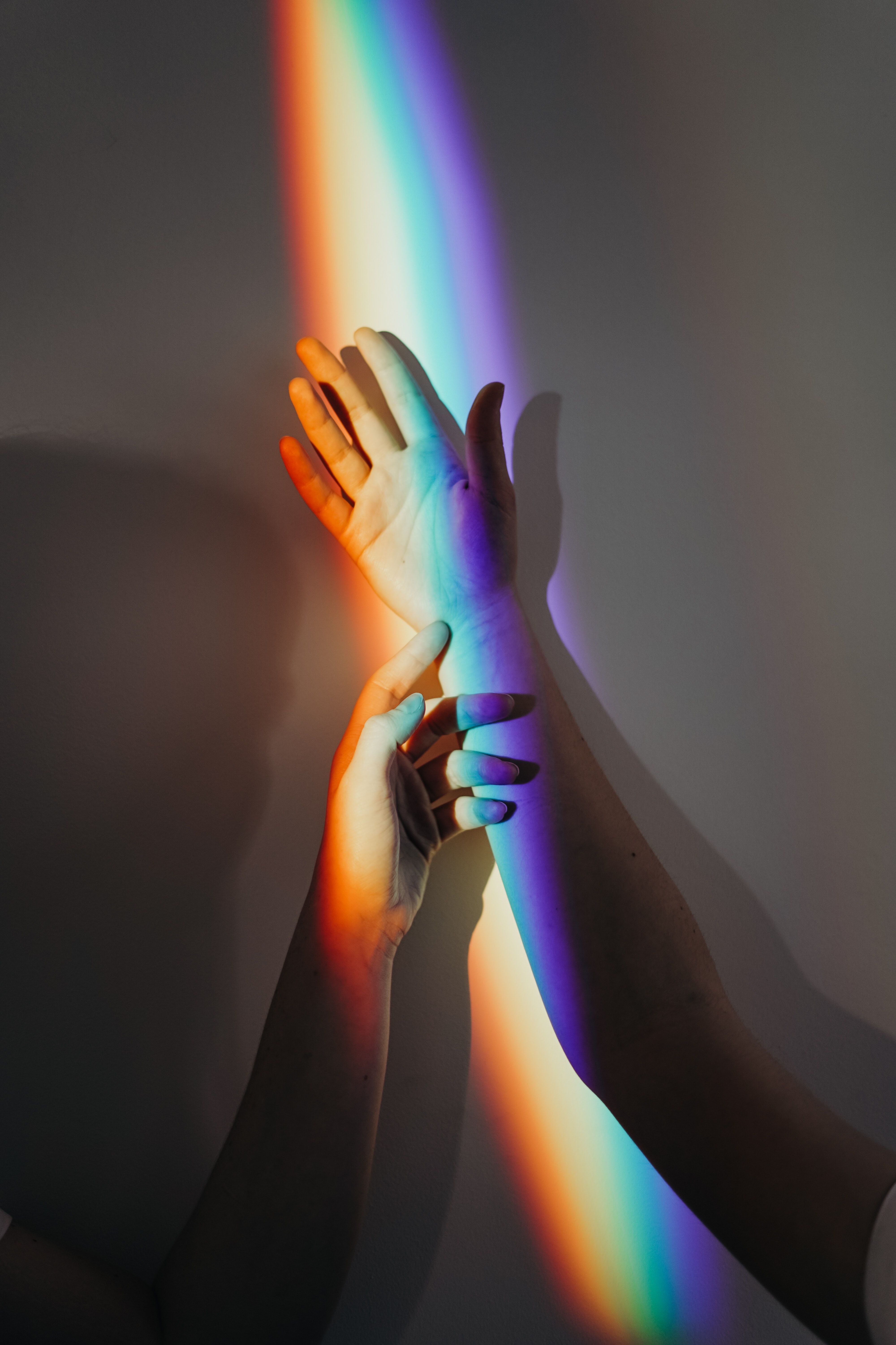 Hände, Regenbogenlicht, Lichtbrechung, Dunkel, Ästhetik, QHD+, Handy-Hintergrundbild