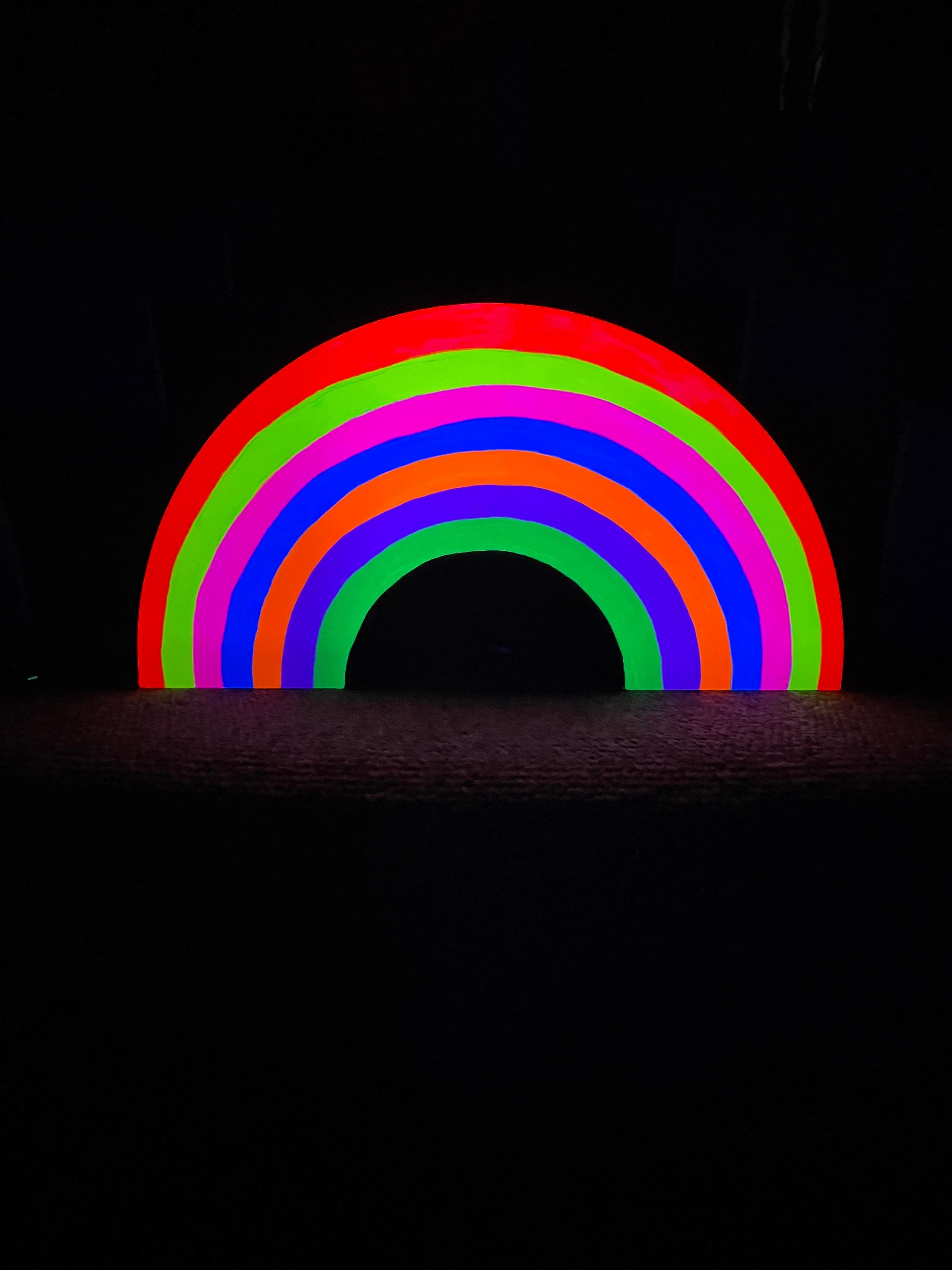 Neon-Regenbogen, Schwarzer Hintergrund, Leuchtend, Minimalismus, QHD+ Wallpaper