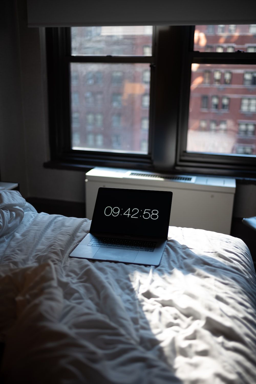 Wecker, Schlafzimmer, Bett, Fenster, Morgen, Hochformat, Hintergrundbild fürs Smartphone