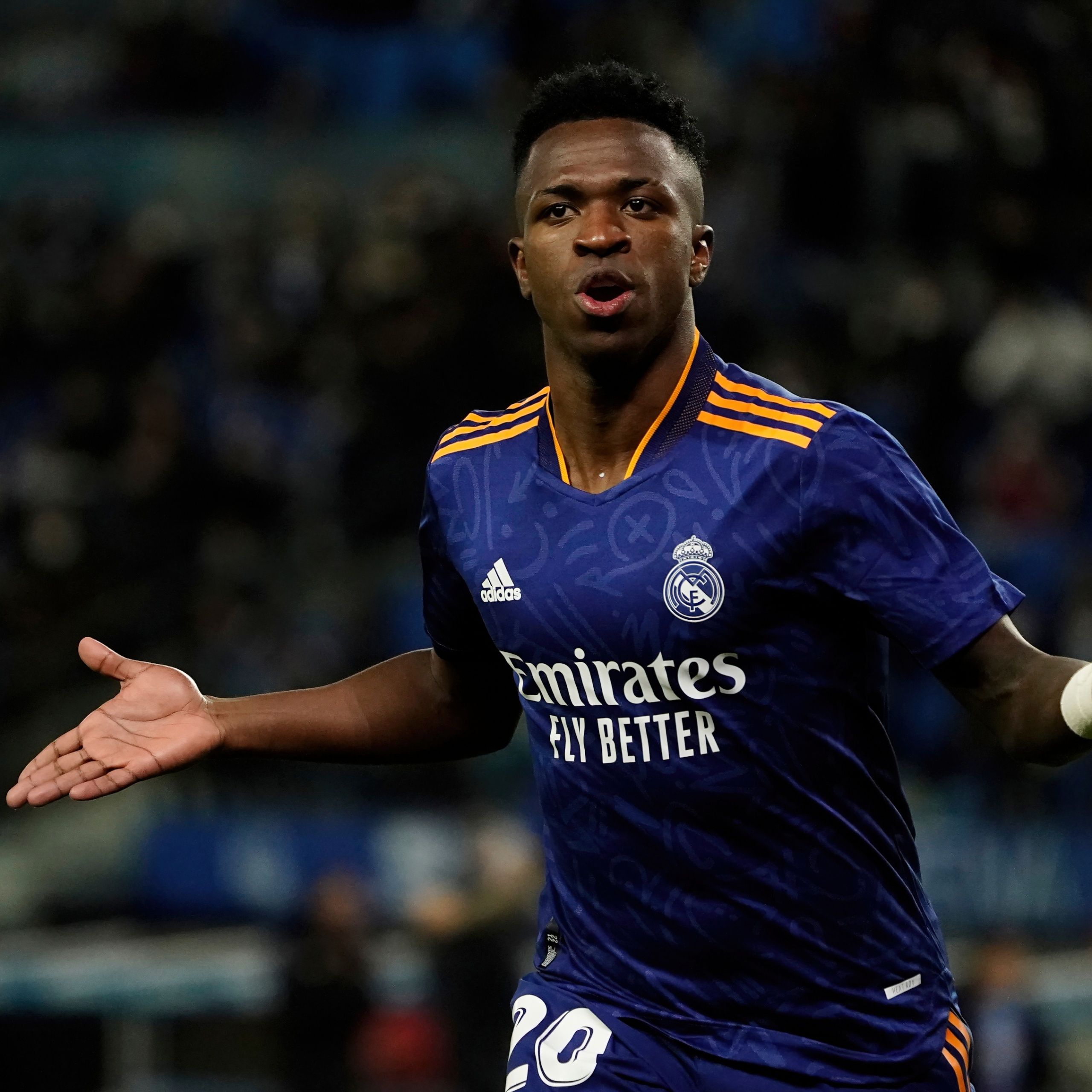 Vinícius Júnior, Real Madrid, Ausgebreitete Arme, Nacht, Stadion, Hintergrundbild fürs Tablet