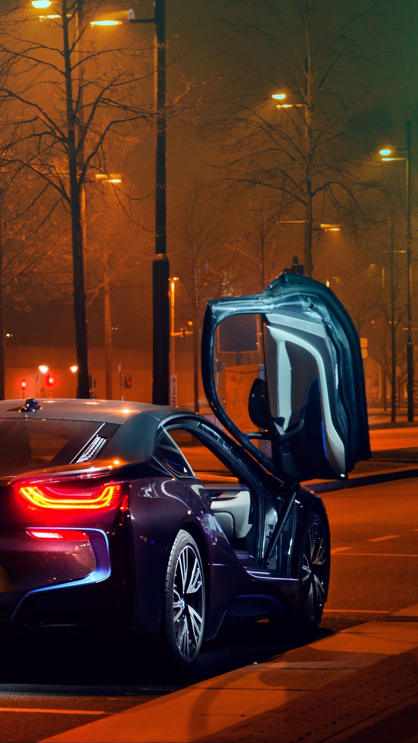 BMW i8, Flügeltüren, Nacht, Straßenlaternen, Herbst, Full HD, Handy-Hintergrund im Hochformat
