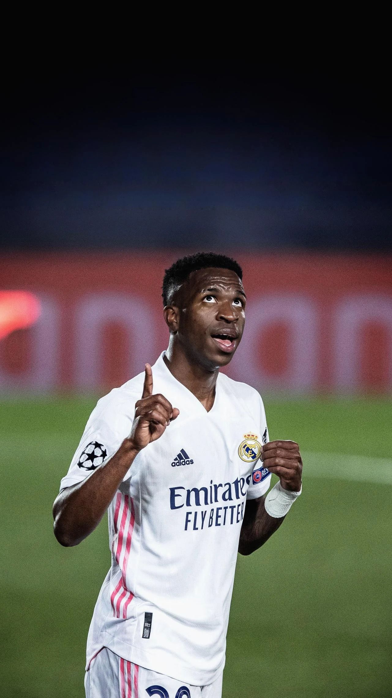 Vinícius Júnior, Real Madrid, Champions League, Weißes Trikot, Rasen, Full HD, iPhone-Hintergrundbild