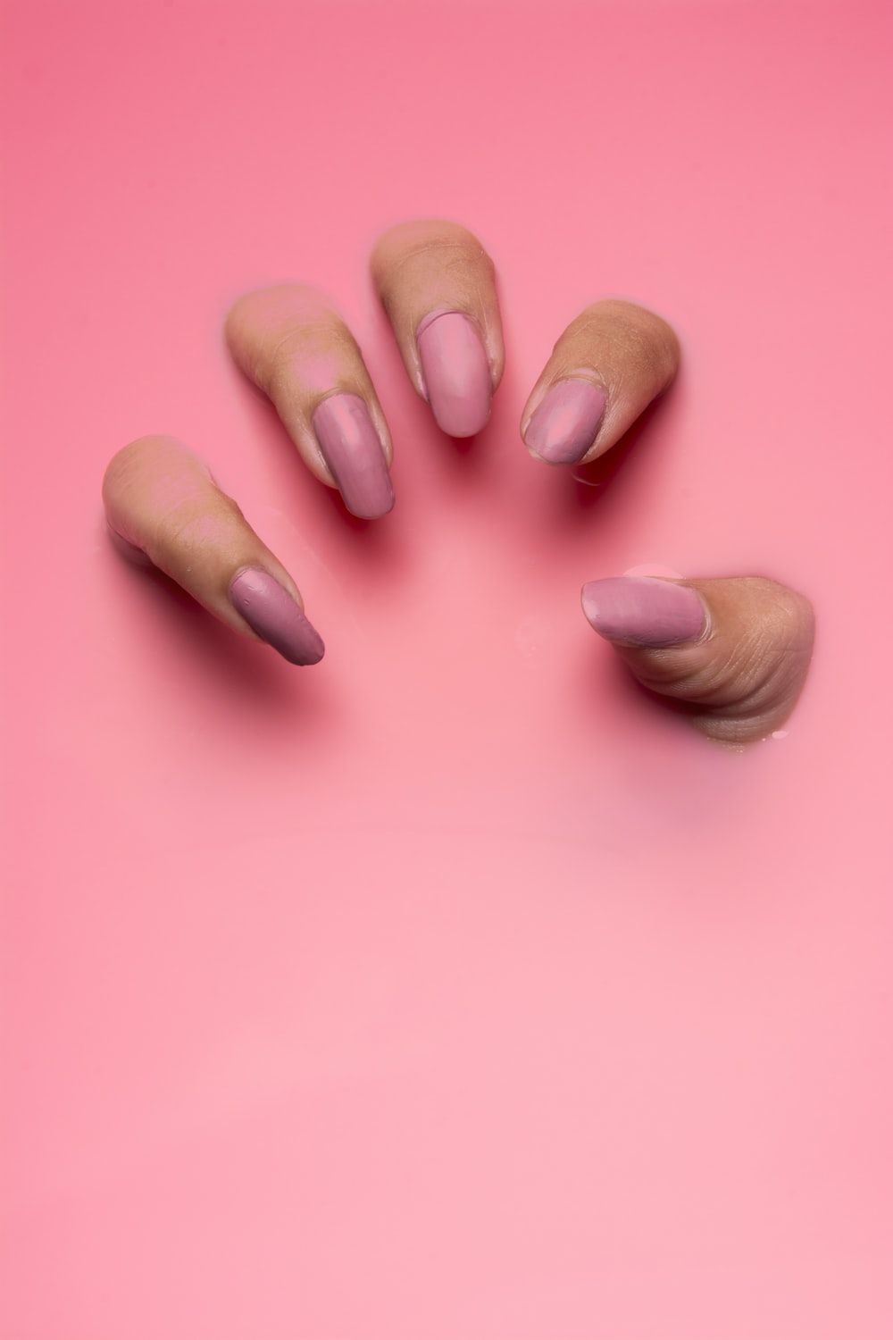 Maniküre, Hand, Nude-Nägel, Rosa Hintergrund, Minimalistisch, Sperrbildschirm fürs iPhone