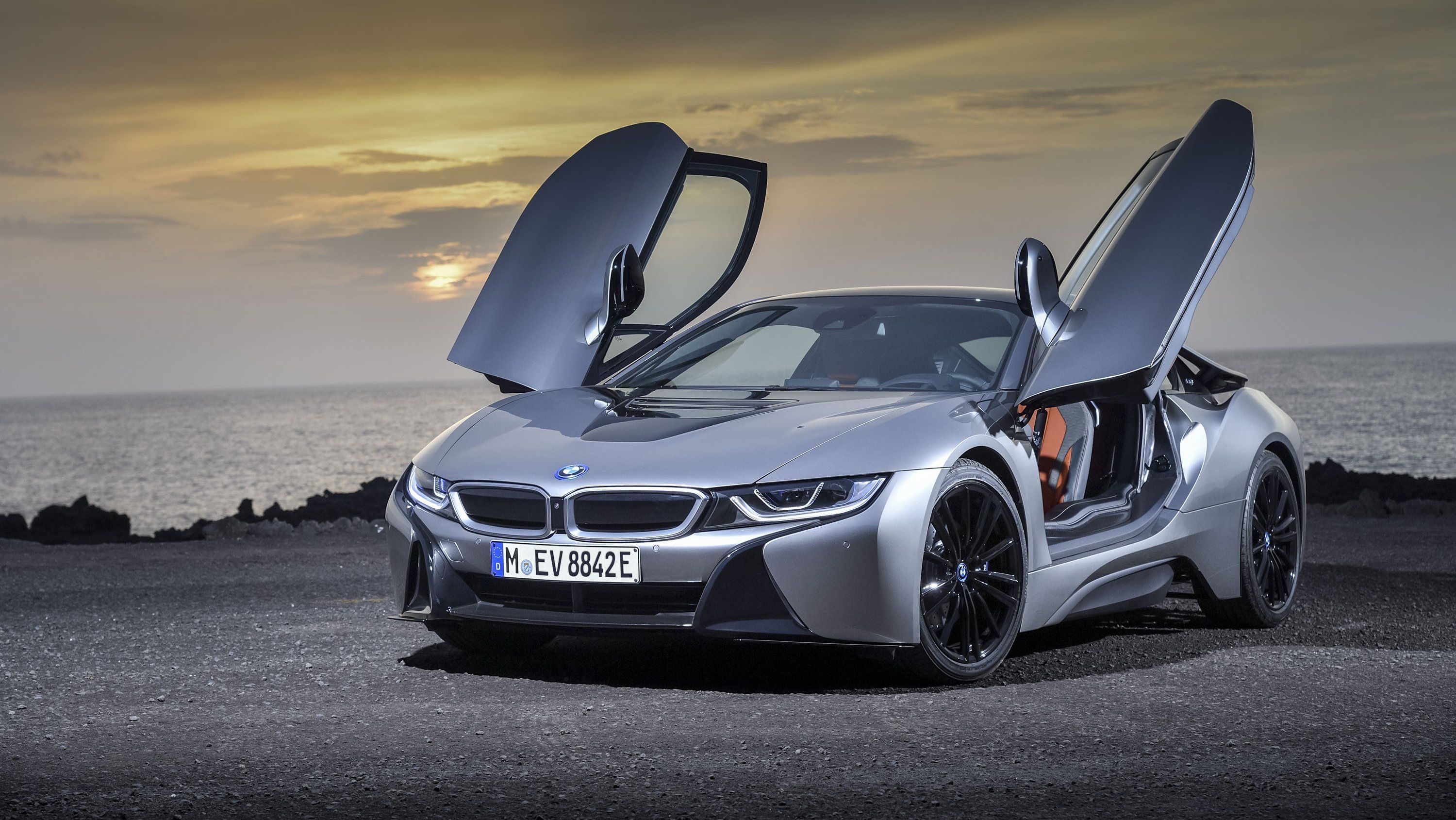 BMW i8 Roadster, Flügeltüren, Silbernes Auto, Küste, Abendhimmel, 2K-Hintergrundbild für PC