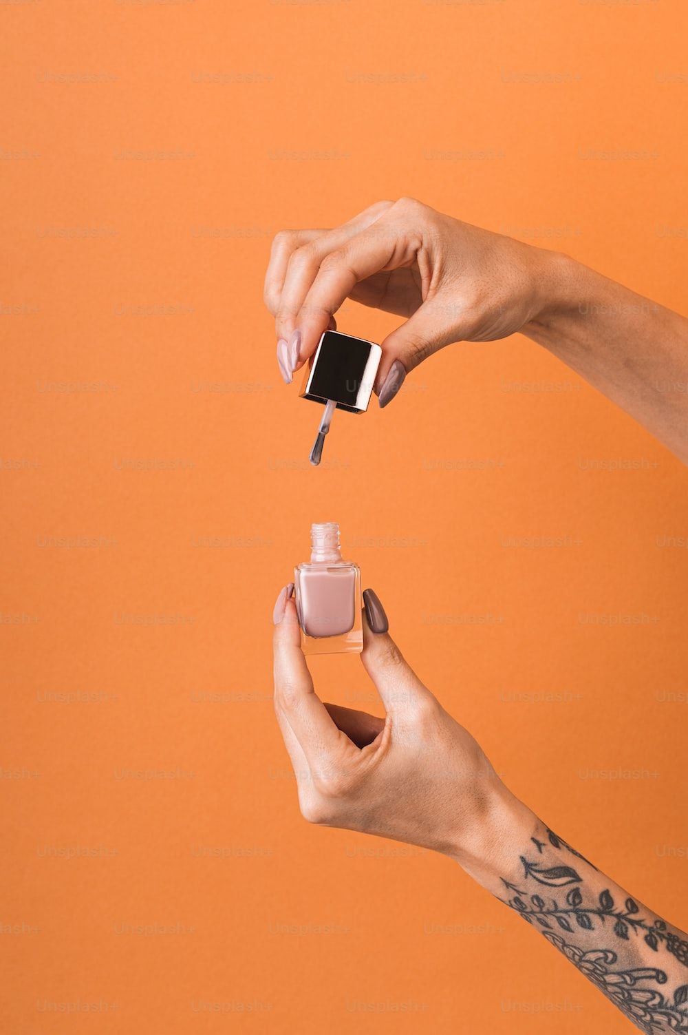 Nagellackflasche, Pinsel, Hände, Tattoo, Orangener Hintergrund, Sperrbildschirm fürs iPhone