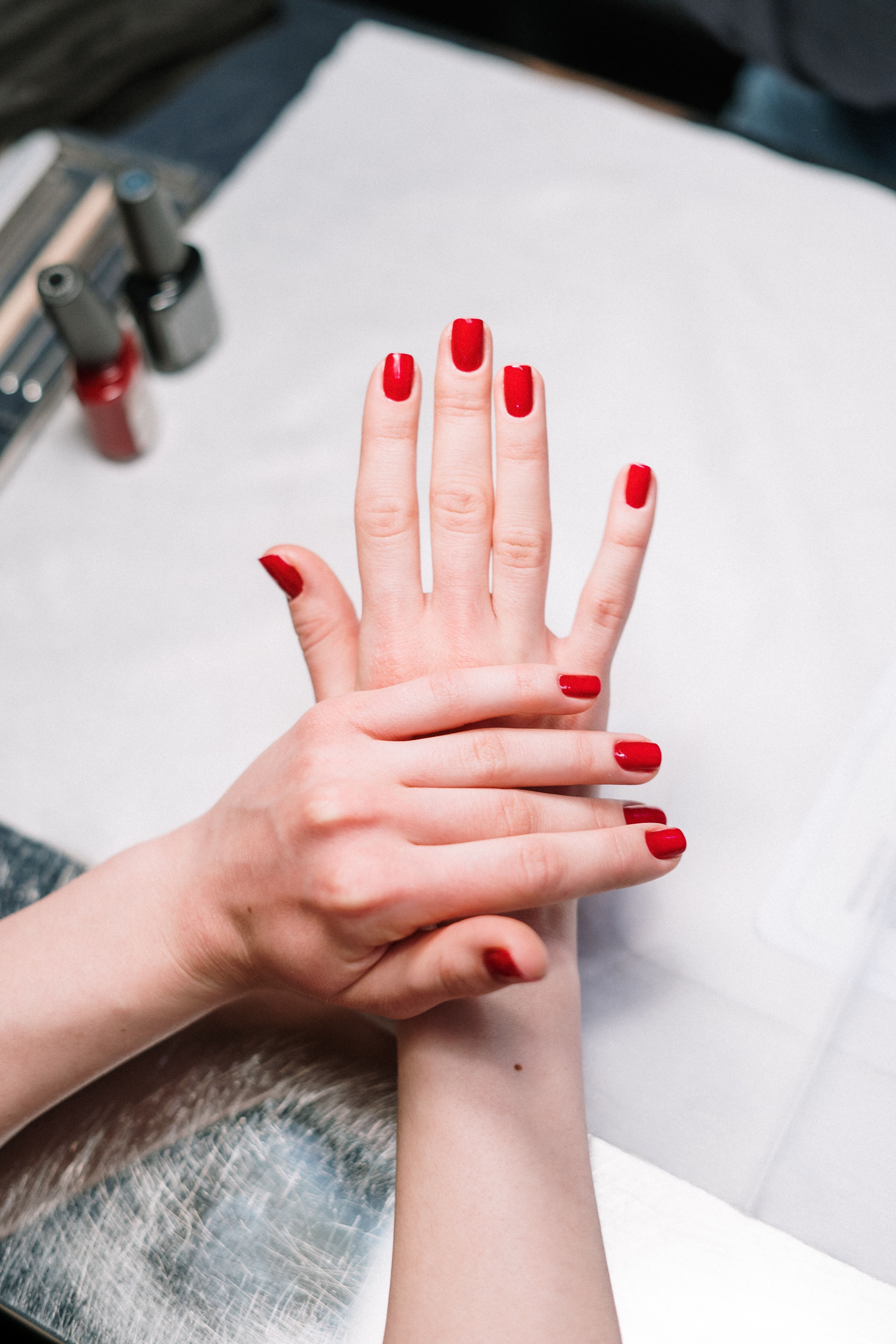 Roter Nagellack, Hände, Maniküre, Nagelstudio, QHD+, Sperrbildschirm fürs iPhone