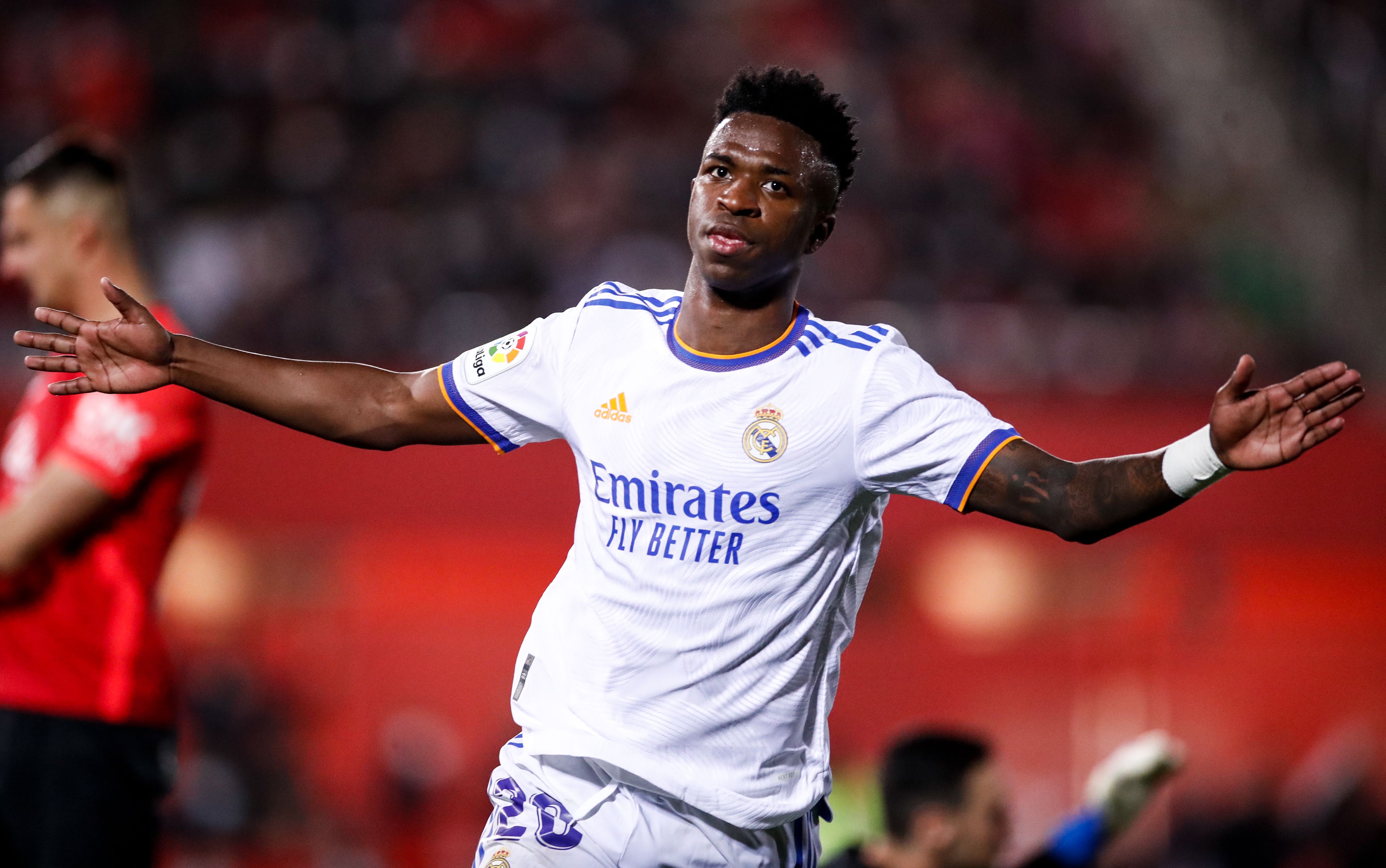 Vinícius Júnior, Real Madrid, Ausgebreitete Arme, Jubel, Rot, 4K, Breitbild-Hintergrundbild