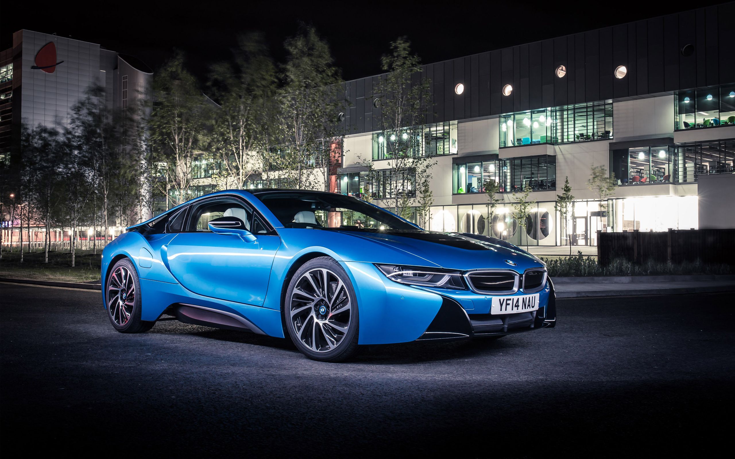 BMW i8, Blaues Auto, Nacht, Gebäude, Beleuchtung, 16:10, 2K-Hintergrundbild für den Desktop