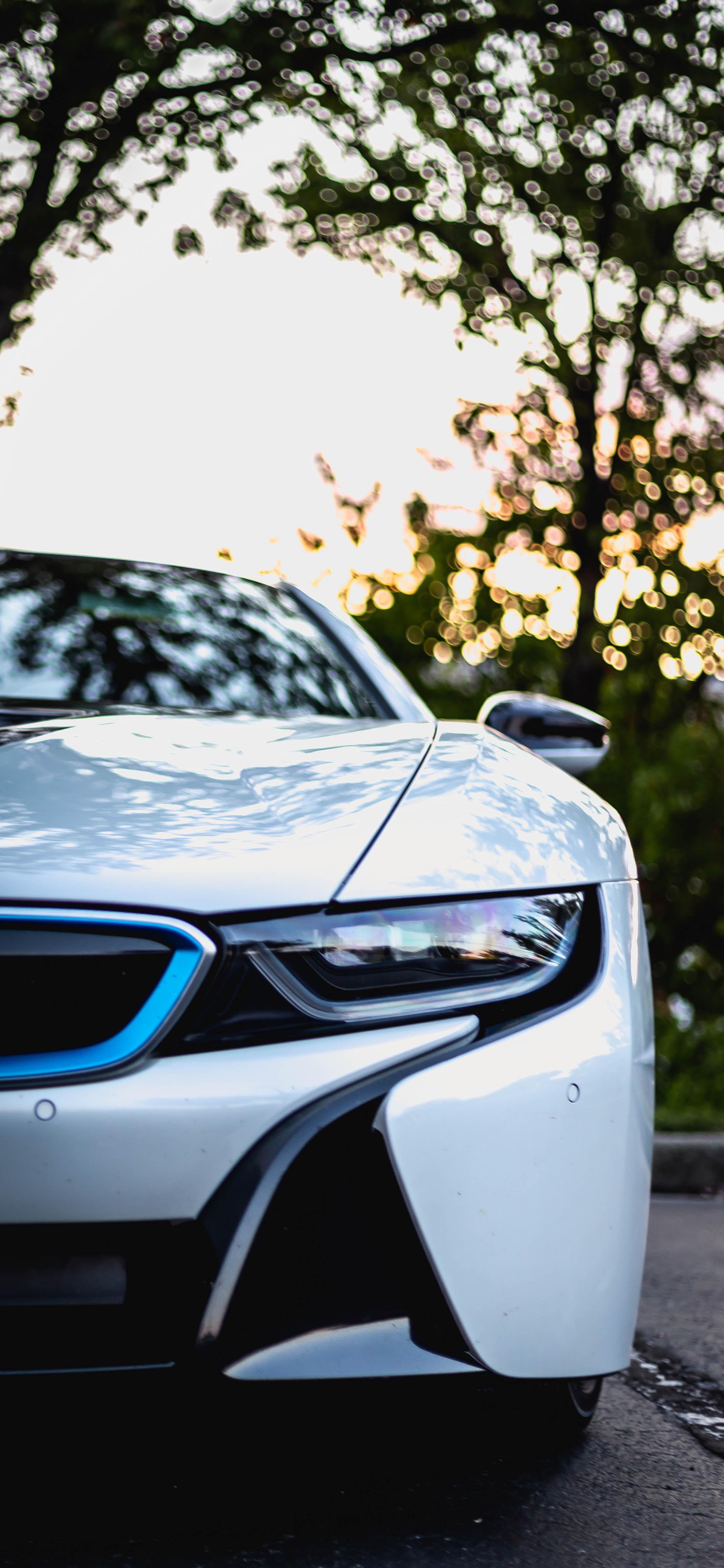 BMW i8, Weißes Auto, Frontansicht, Bäume, Nahaufnahme, QHD+, Hintergrundbild fürs Handy